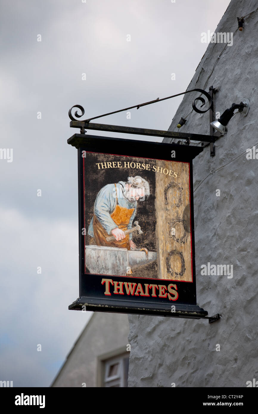 "Drei Pferd Schuhe ' Three Horseshoes Pub Schild aufhängen, Ingleton, North Yorkshire Dales, Großbritannien Stockfoto