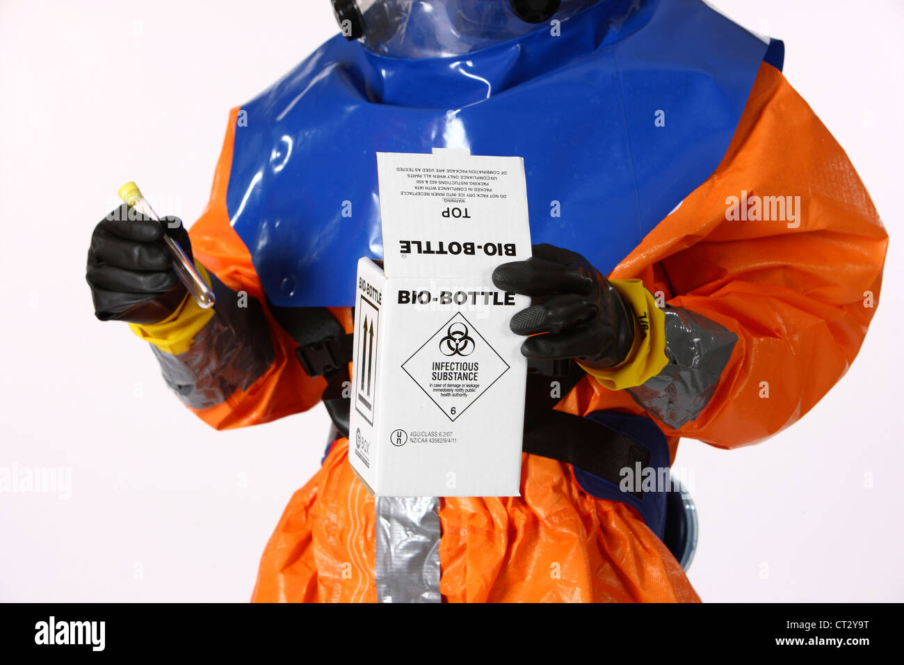 Feuer Mann in einem Anzug Krankheit. Schutz gegen Bakterien, biologische Gefahren, hoch ansteckende Krankheiten. Stockfoto