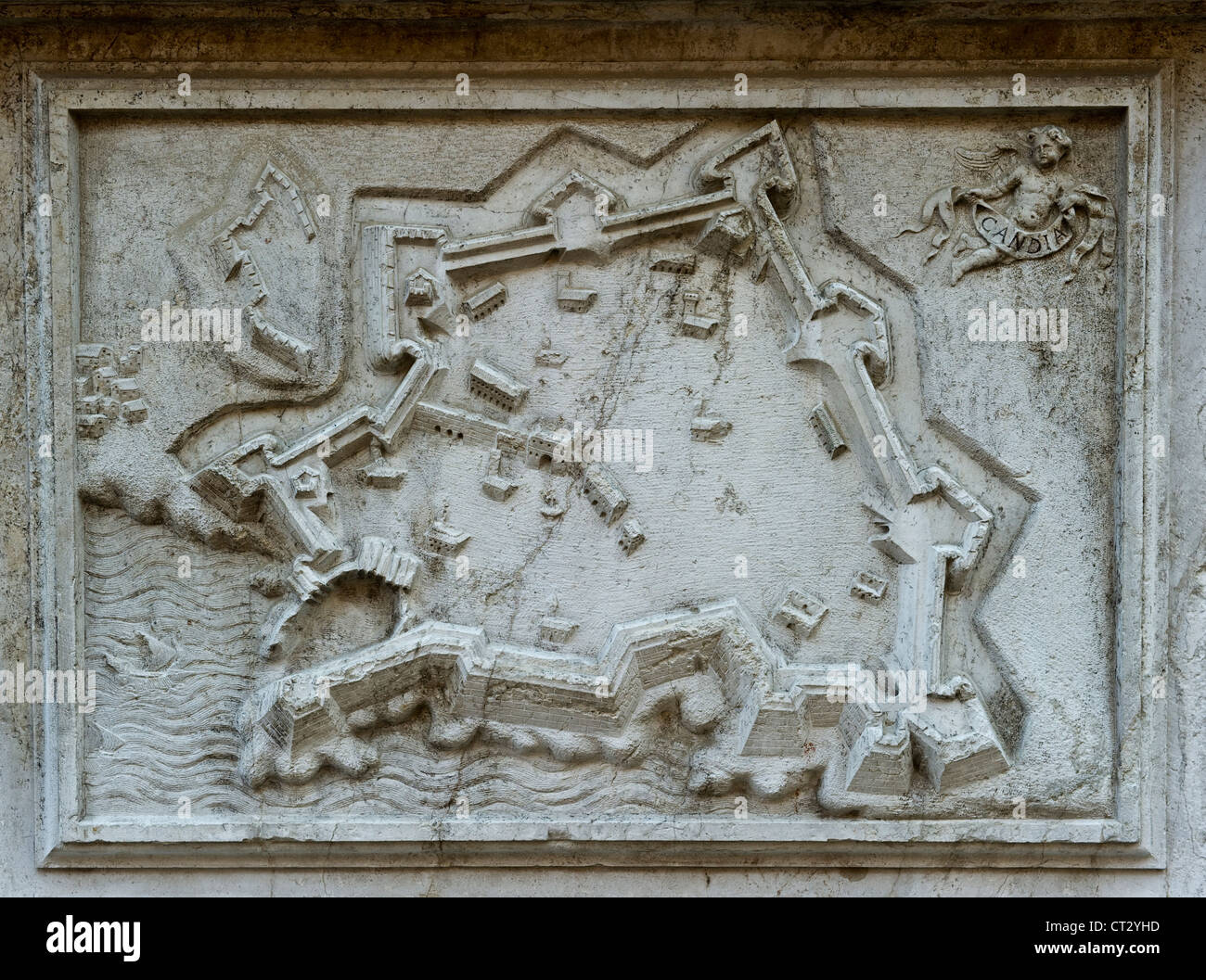 Die Kirche Santa Maria del Giglio in Venedig, Italien, bekannt als Santa Maria Zobenigo. Ein Hilfsplan von Candia, Kreta (jetzt Heraklion oder Iraklion) Stockfoto