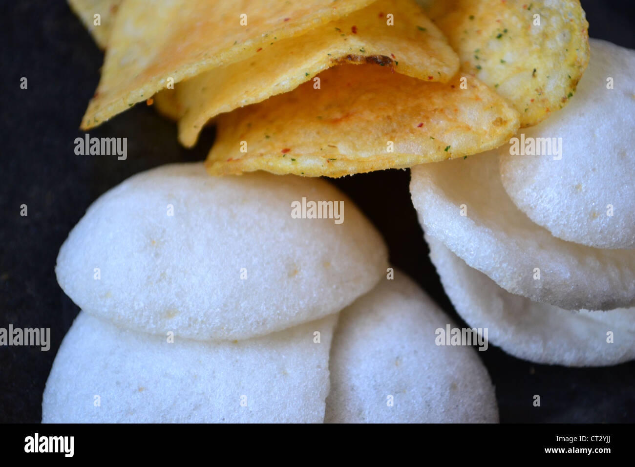 Garnelencracker und Kartoffelchips. Stockfoto