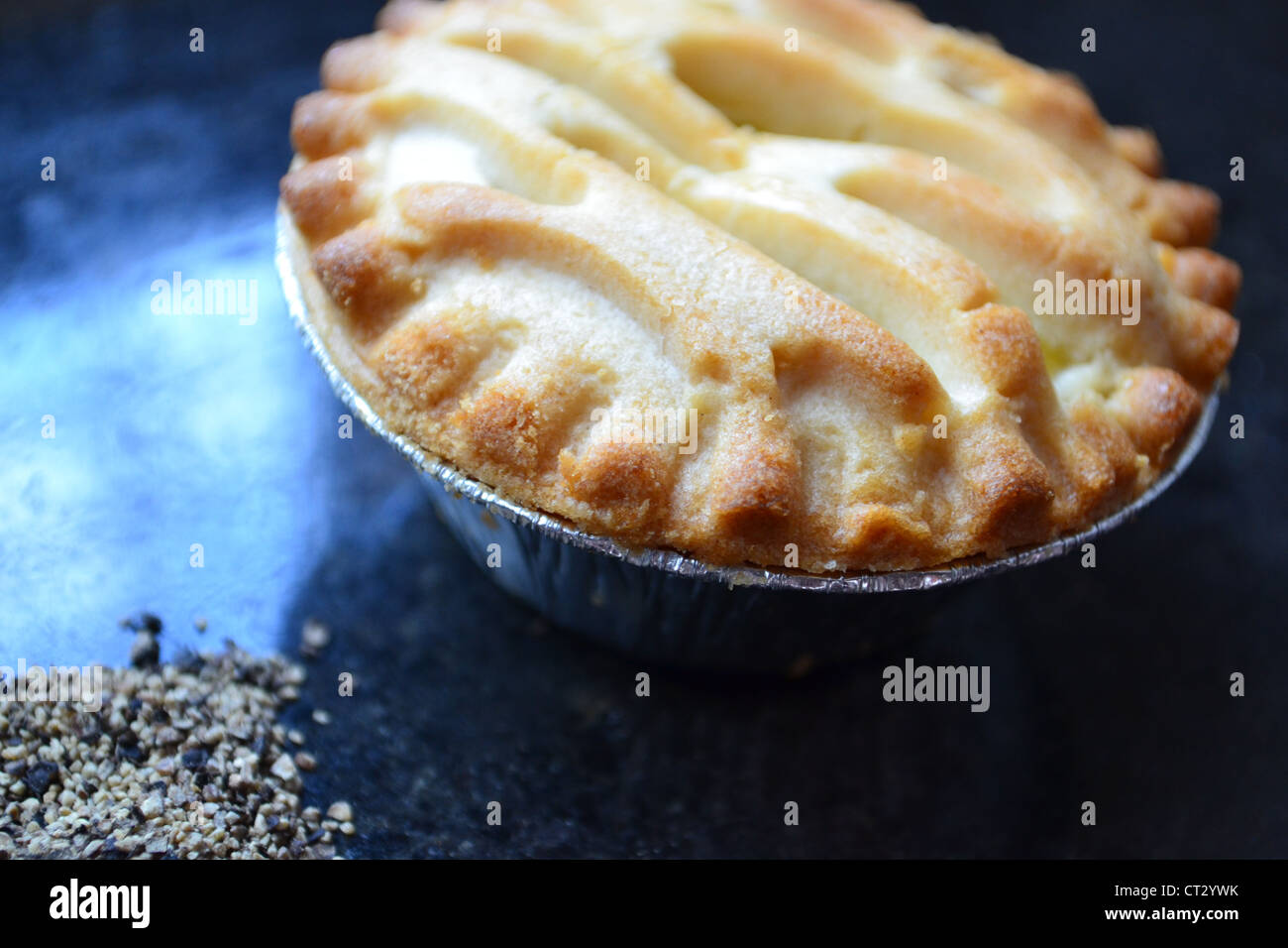 Apfelkuchen mit einem seitlichen Auftrag von schwarzem Pfeffer. Stockfoto