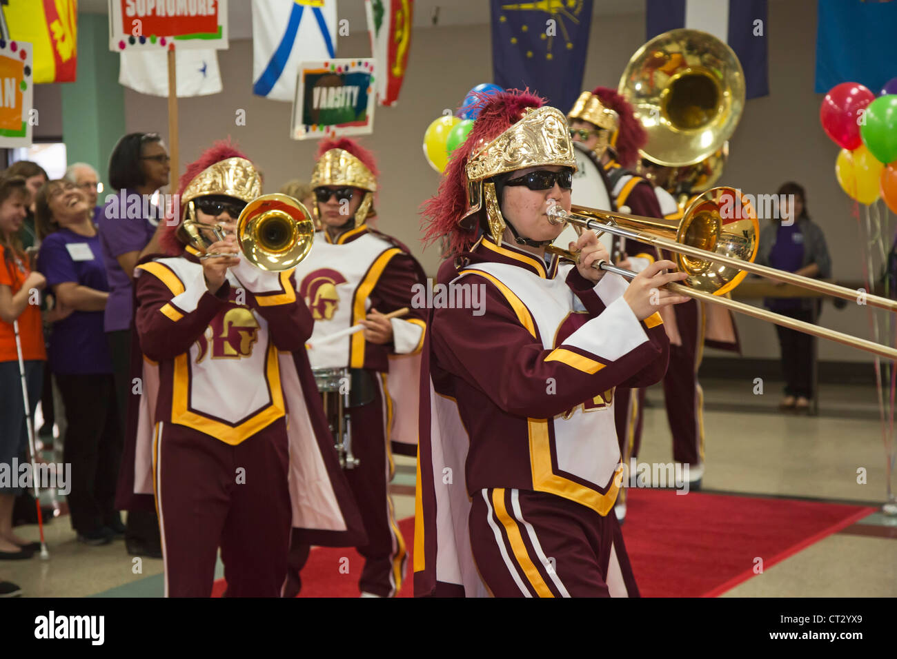Mit dunkler Brille, spielen Mitglieder der USC Trojan marschierende Band zu Beginn des National Braille-Challenge Stockfoto