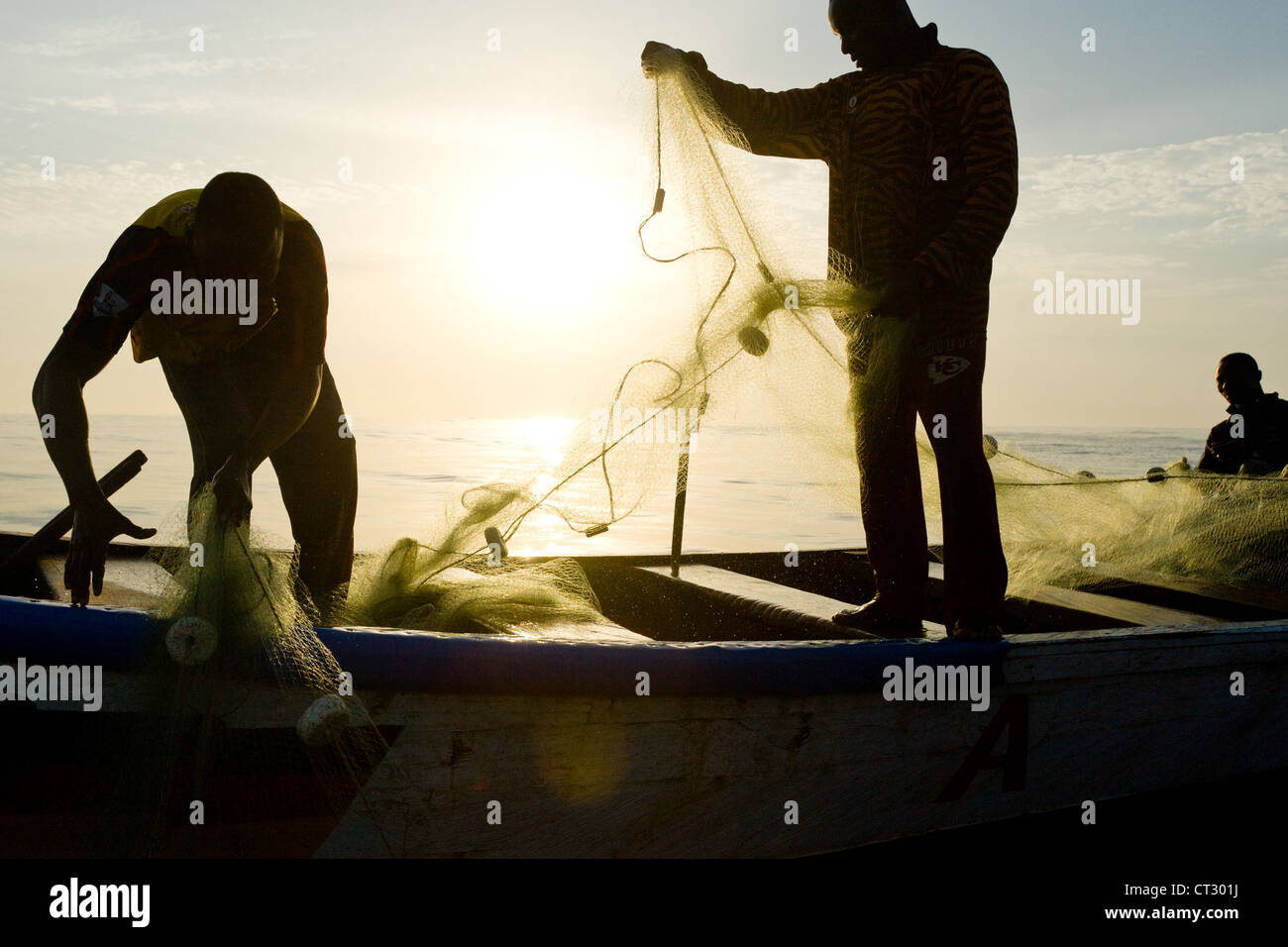 Fischer ziehen ihre Netze beim Angeln vor der Küste in der Nähe von Cape Coast, Central Region, Ghana. Stockfoto