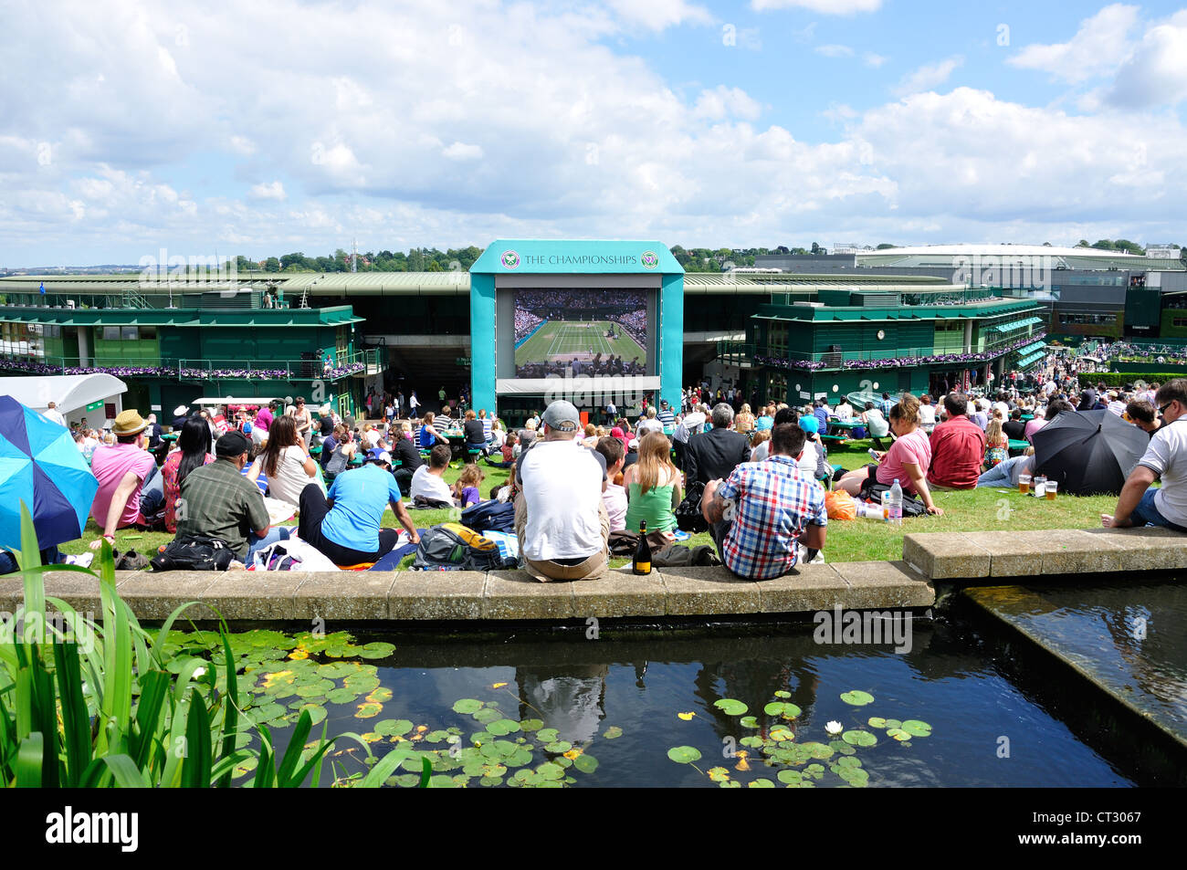 Großen TV-Bildschirm an aorangi Terrasse, die Meisterschaften, Wimbledon, Merton Borough, Greater London, England, Vereinigtes Königreich Stockfoto