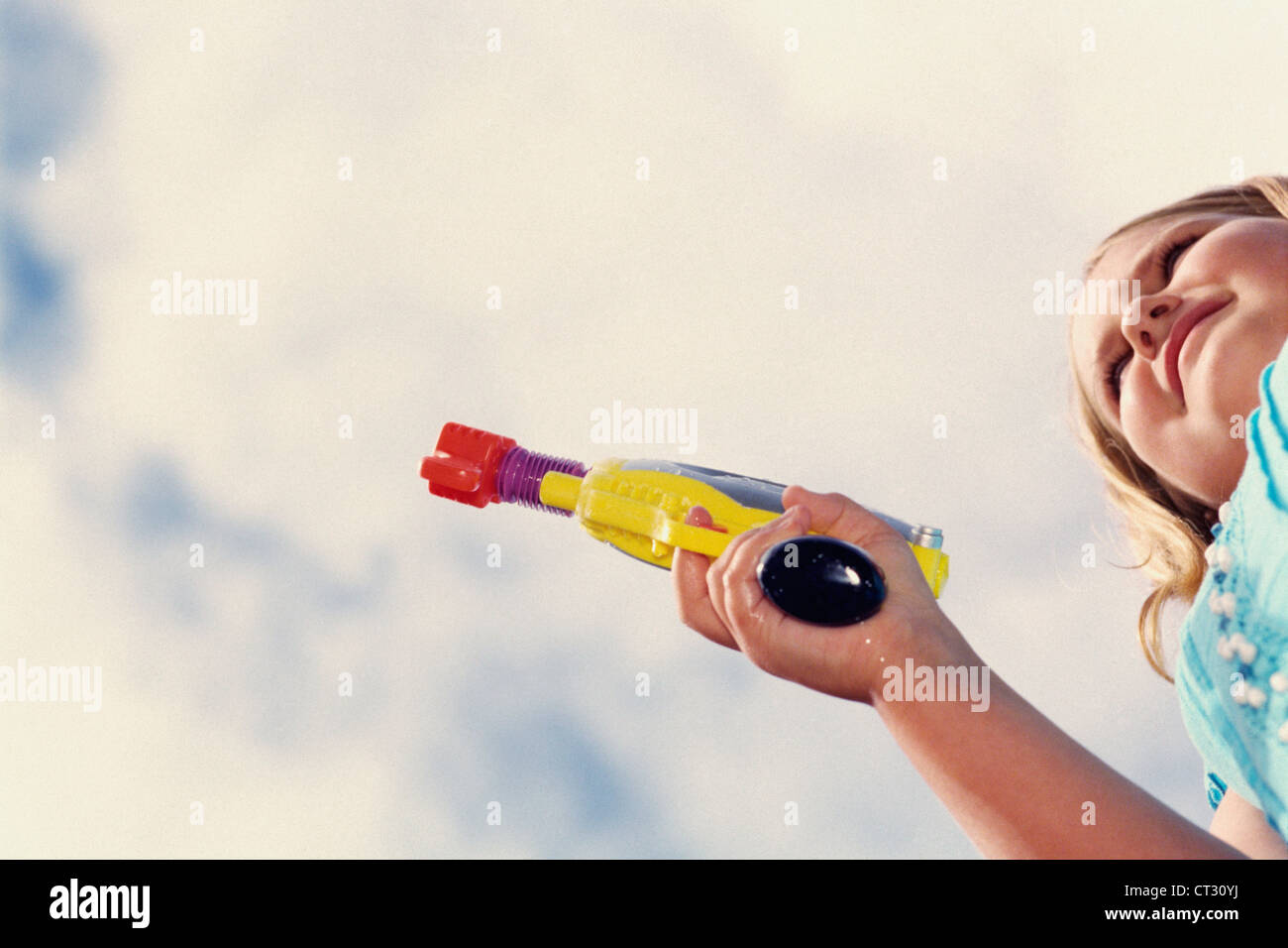 Ein junges Mädchen mit Spritzpistole. Stockfoto