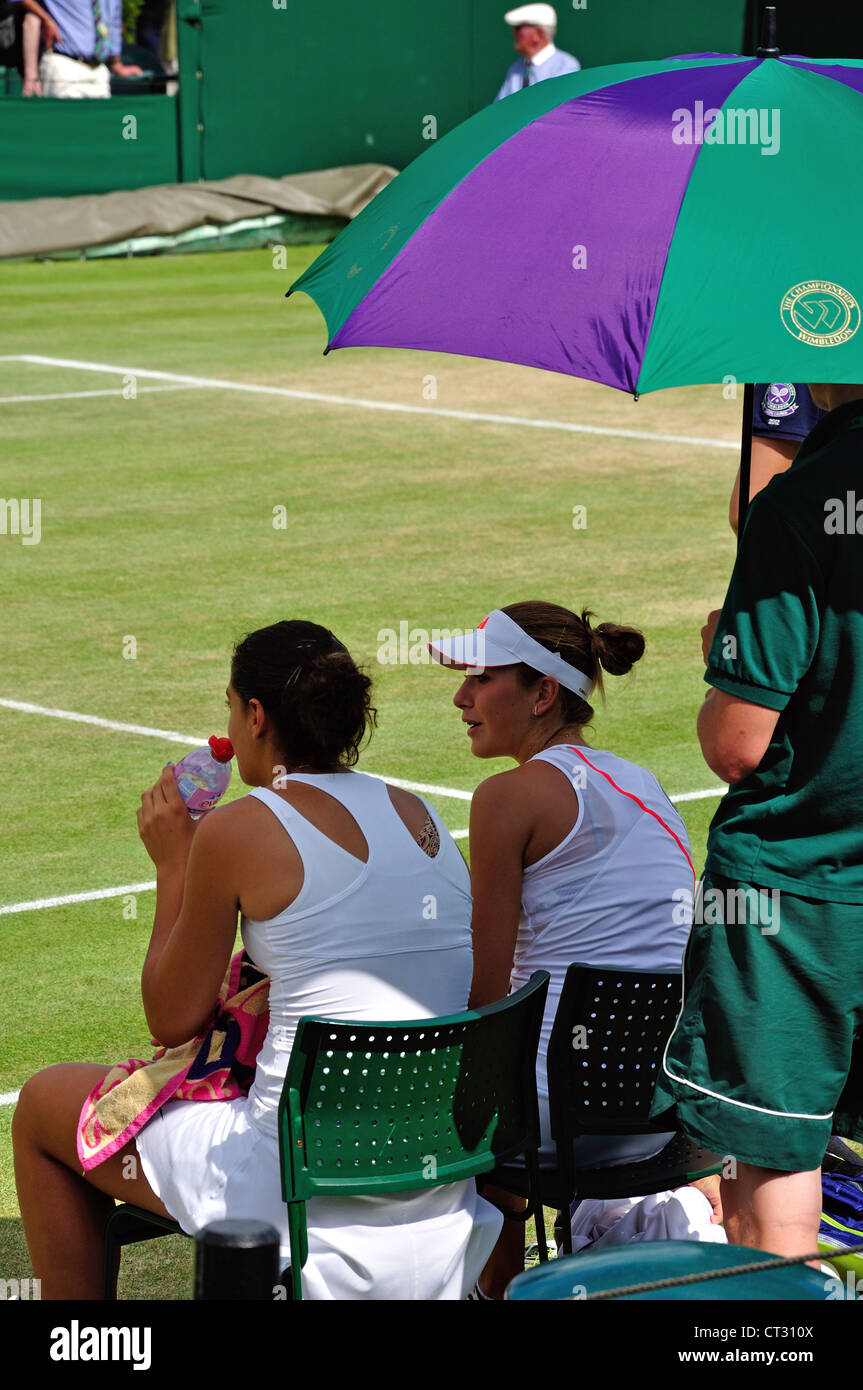 Girl's Match auf außerhalb der Gerichte an den Meisterschaften, Wimbledon, London Borough von Merton, Greater London, England, Vereinigtes Königreich Stockfoto