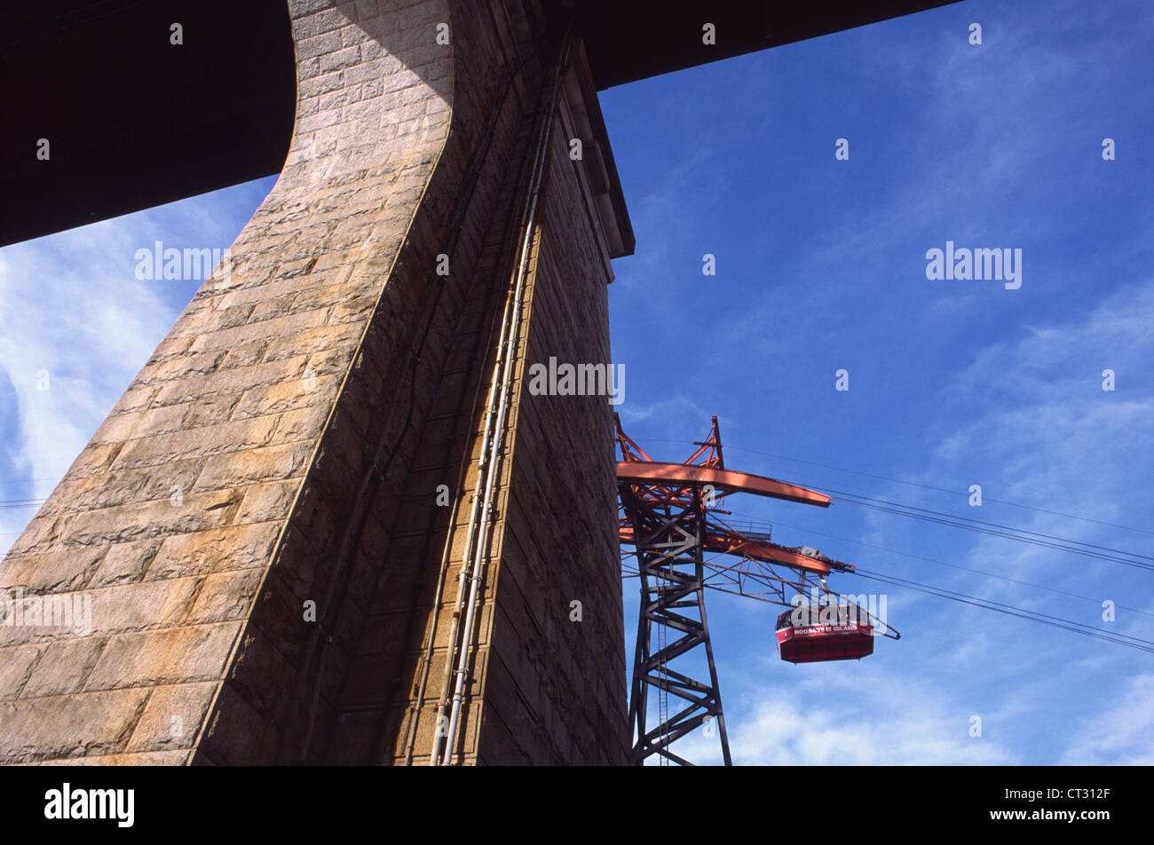 Die Seilbahn, die Roosevelt Island in New York City gedreht unter der 59th Street Bridge auf Roosevelt Island, NYC geht. Stockfoto