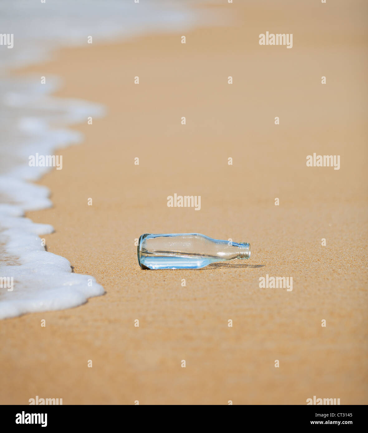 Eine leere Flasche am Strand Stockfoto