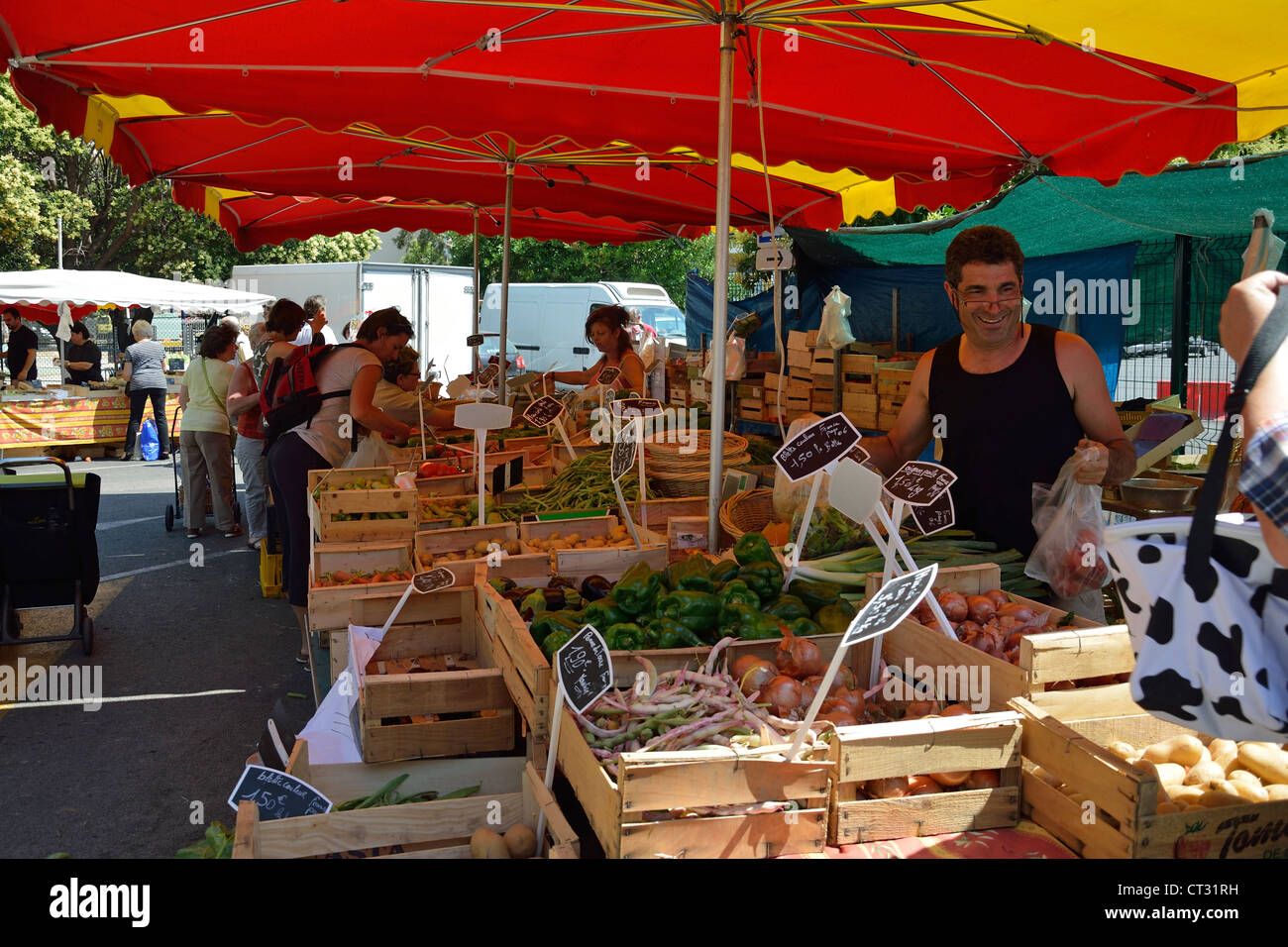 Outdoor-Lebensmittel-Markt (Cité Marchande) in Cagnes-Sur-Mer, Côte d ' Azur, Alpes-Maritimes, Provence-Alpes-Côte d ' Azur, Frankreich Stockfoto