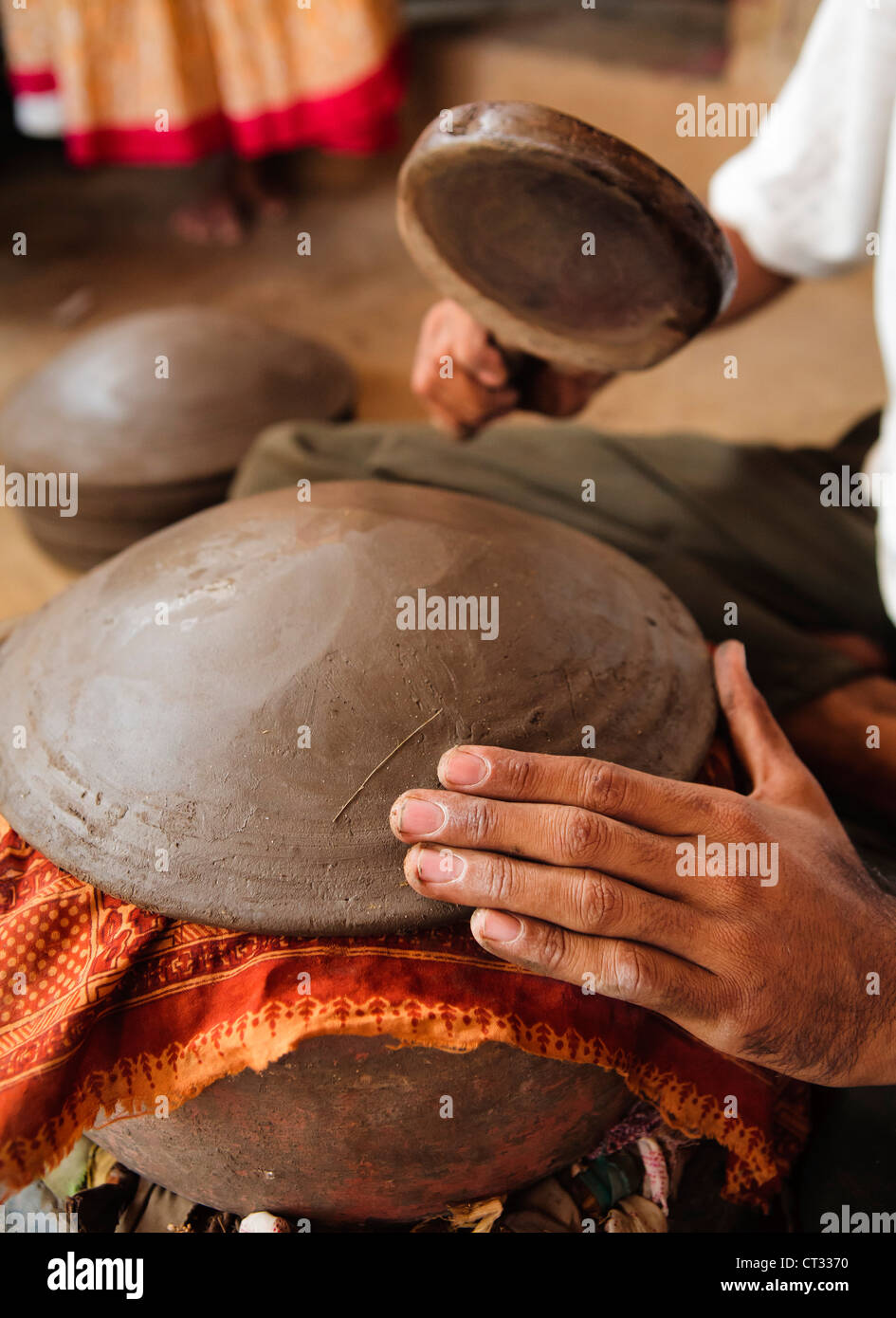 Lokalen Töpfer machen irdenen Geschirr Töpfe für die Lagerung von Lebensmitteln und das Kochen. Stockfoto