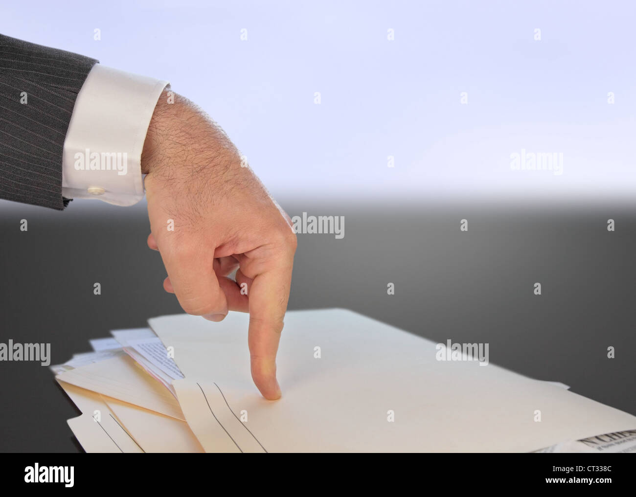 die Hand eines Mannes auf einem Haufen von Dateien Stockfoto