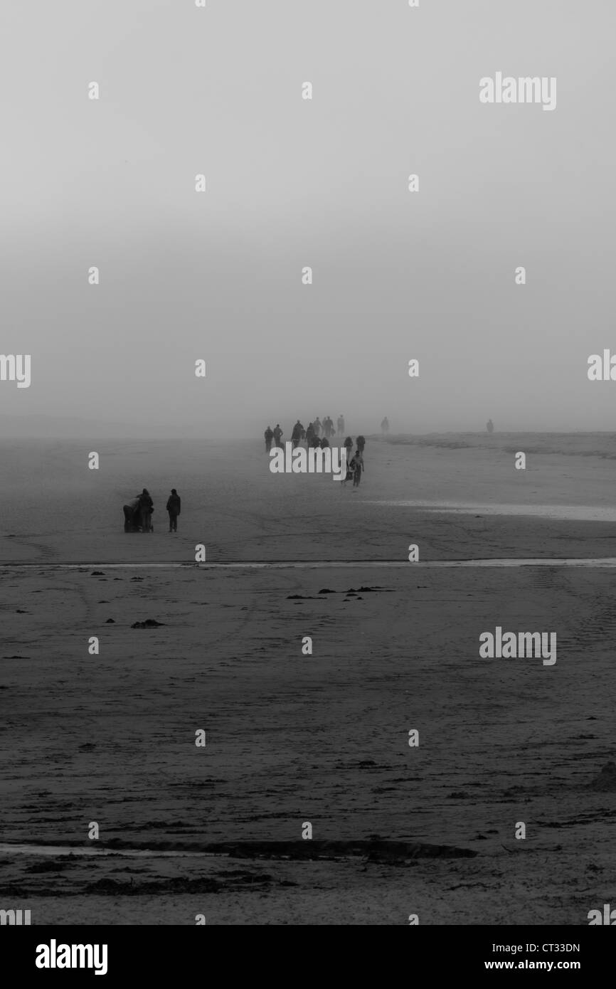 Menschen am Strand im Nebel Stockfoto