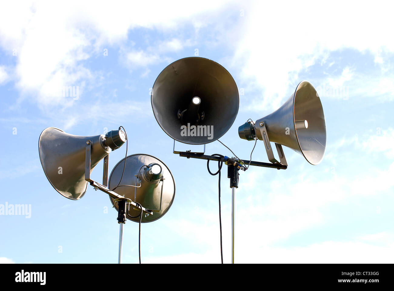 Gruppiert mehrere Lautsprecher im Retro-Design, gegen den blauen Himmel im Hintergrund Stockfoto