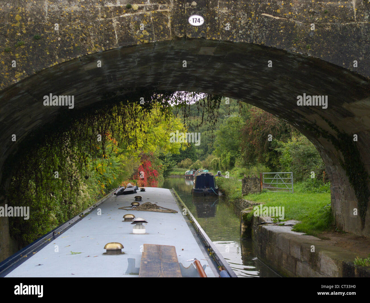 Kahn, Boot und Brücke mit Herbstlaub Stockfoto