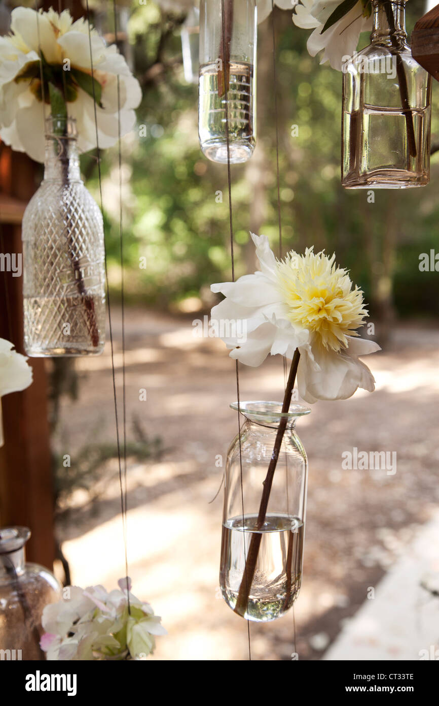 Blumen in Glasbehälter hängen Stockfoto