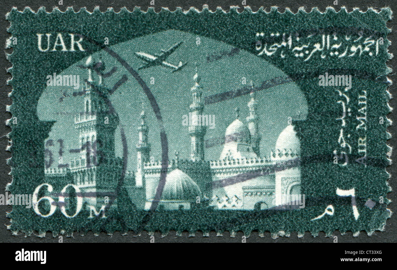 UAR - ca. 1959: Briefmarken gedruckt in der UAR zeigt ein Passagier Flugzeug Douglas DC-6 und Al-Azhar-Universität, ca. 1959 Stockfoto