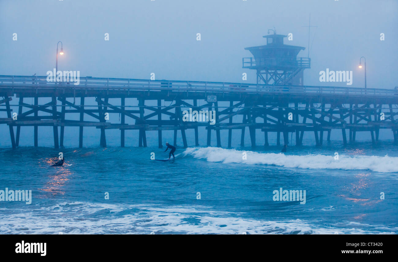 San Clemente Pier mit Surfer auf nebliger Tag, Kalifornien, USA Stockfoto