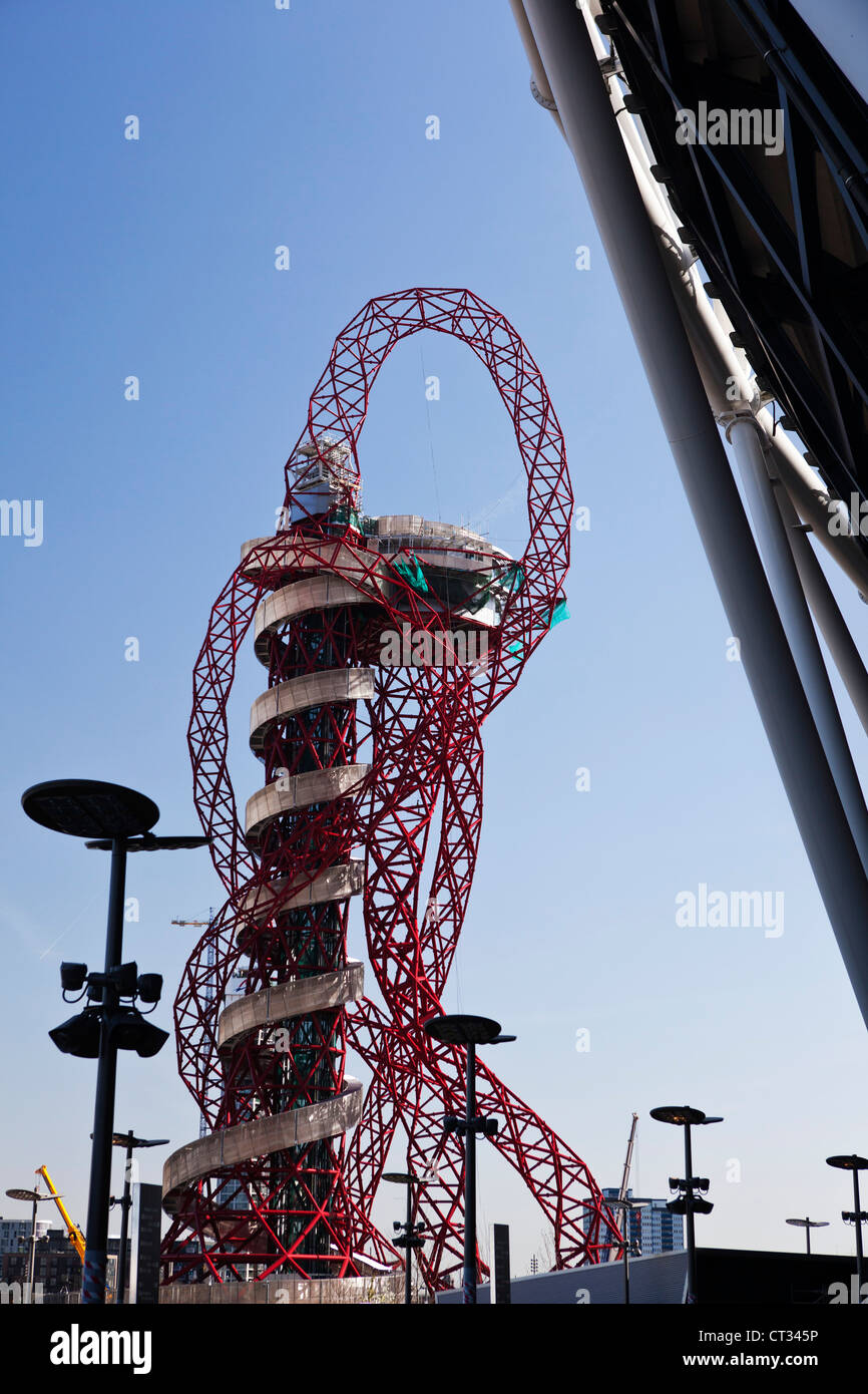 Großbritanniens größte Skulptur im Herzen des Olympiaparks 2012, entworfen von Anish Kapoor und Cecil Balmond. Stockfoto