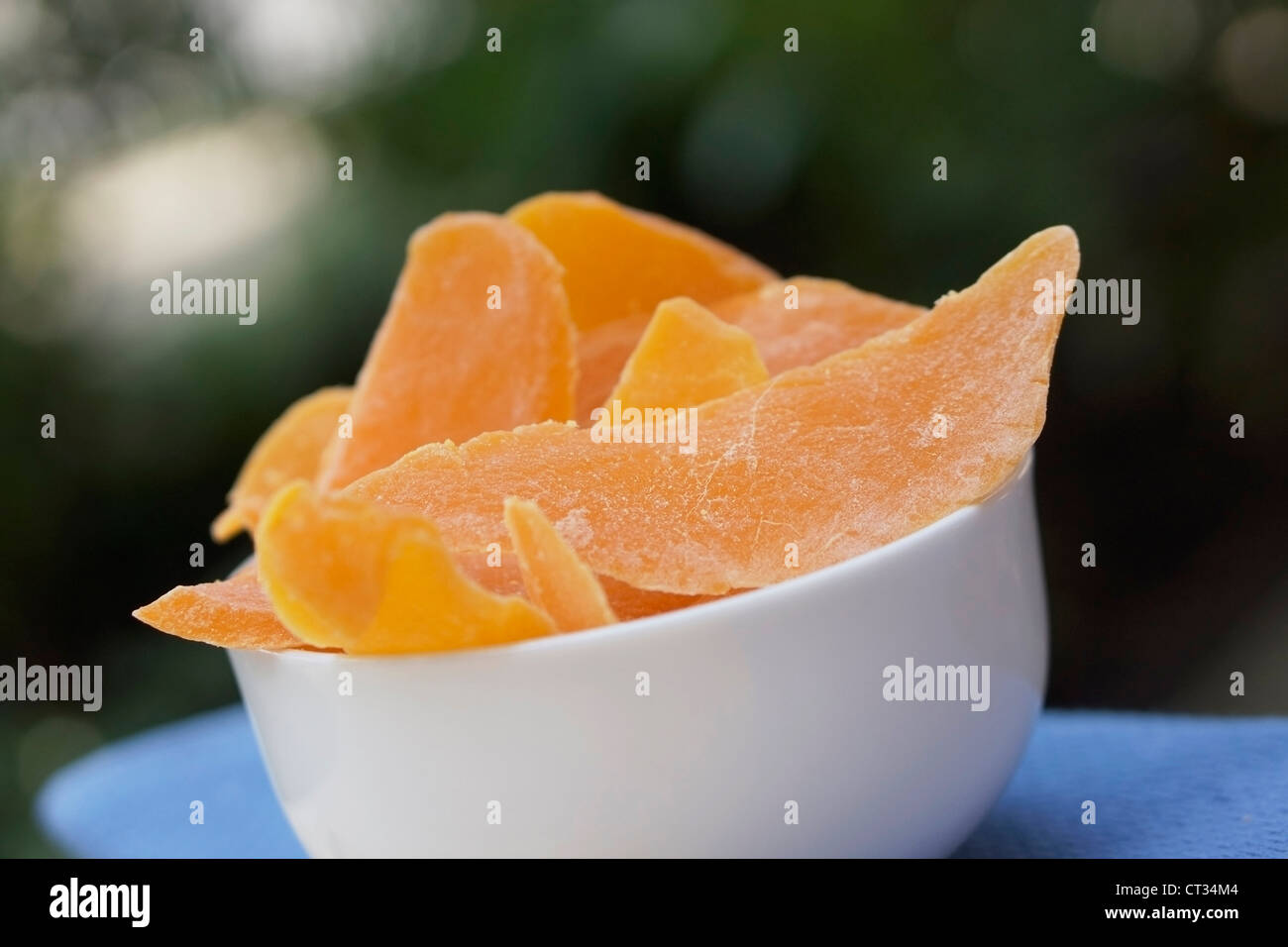 Getrocknete Mango Scheiben in eine Schüssel geben. Stockfoto