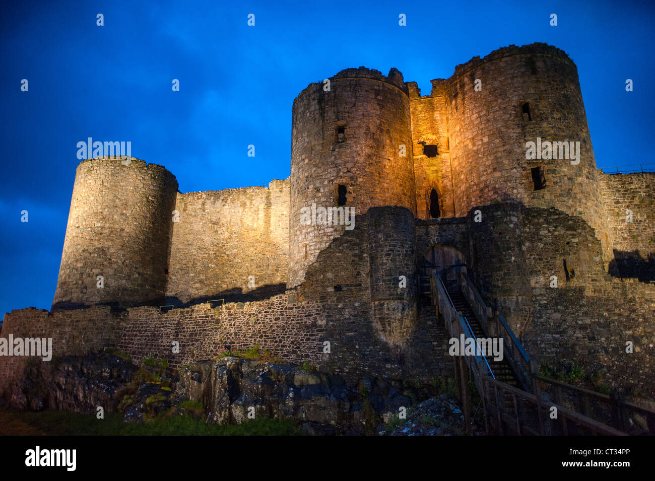 HARLECH, Wales – Harlech Castle steht in Gwynedd, Nordwales, dramatisch beleuchtet. Die Festung wurde zwischen 1282 und 1289 von Eduard I. während seiner Eroberung von Wales erbaut und gilt als eines der schönsten Beispiele der Militärarchitektur des späten 13. Jahrhunderts in Europa. Das UNESCO-Weltkulturerbe ist Teil des „Ring of Iron“ von Edward I. – einer Reihe von Burgen, die gebaut wurden, um die normannische Kontrolle über Wales zu festigen. Auf einem Felsvorsprung stand die Burg einst viel näher am Meer, bevor geologische Veränderungen die Küste veränderten. Trotz der teilweise Ruine wurde Harlech Castle r Stockfoto