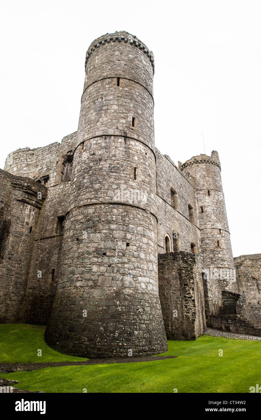 Blick vom Innenhof des Torhauses Harlech Castle in Harlech Gwynedd, an der nordwestlichen Küste von Wales neben der irischen See. Das Schloss wurde von Edward gebaut habe ich in den schließenden Jahrzehnten des 13. Jahrhunderts als eine der Burgen entworfen, um der Eroberung von Wales zu konsolidieren. Stockfoto