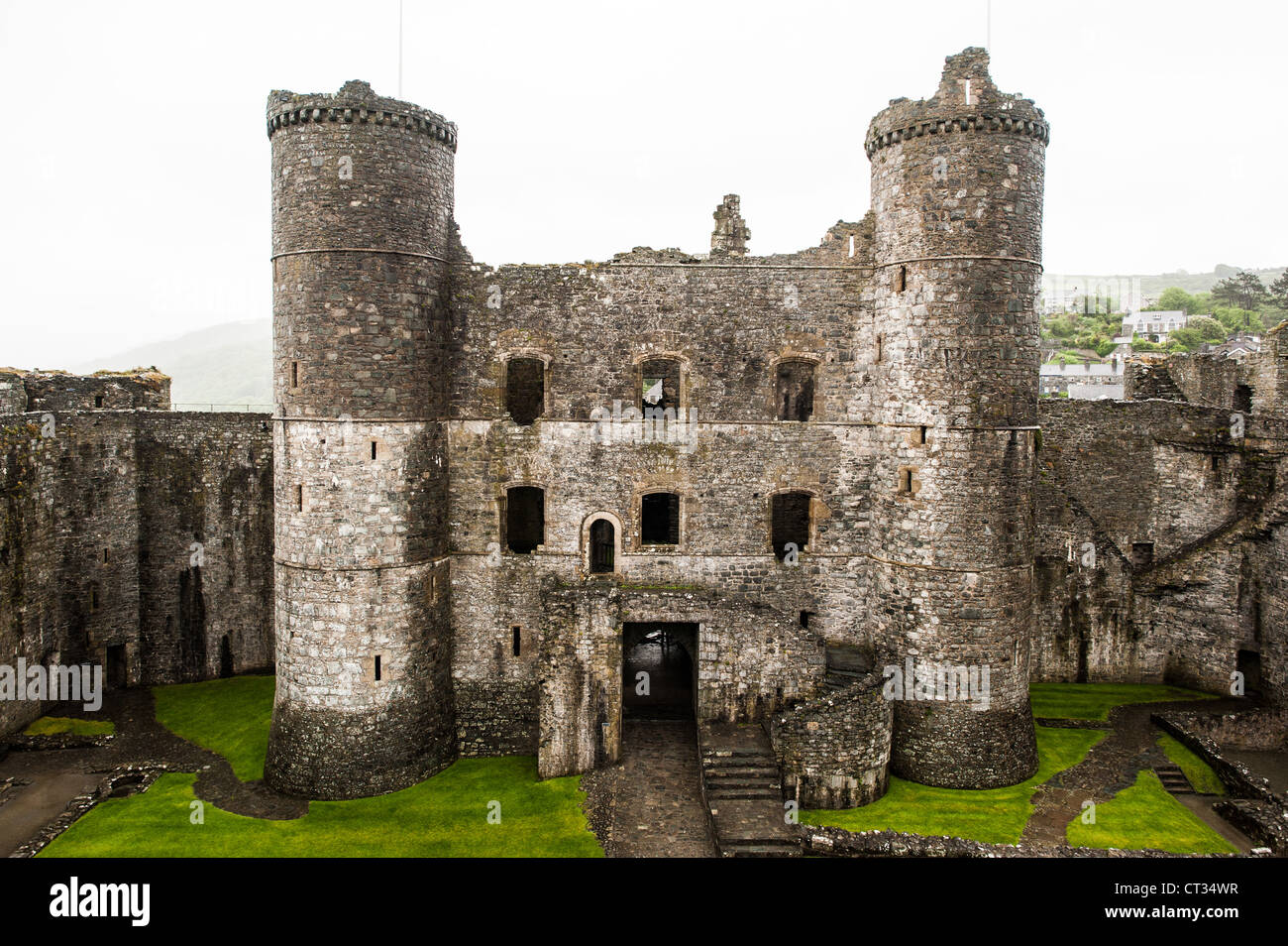 HARLECH, Wales – der Blick von den Festungen von Harlech Castle, einer Festung aus dem 13. Jahrhundert, die von Eduard I. an der Nordwestküste von Wales erbaut wurde. Dieses UNESCO-Weltkulturerbe bietet ein beeindruckendes Panorama der umliegenden Landschaft, einschließlich der Tremadog Bay und der Snowdonia Berge, was die strategische Bedeutung der Lage im Mittelalter verdeutlicht. Stockfoto