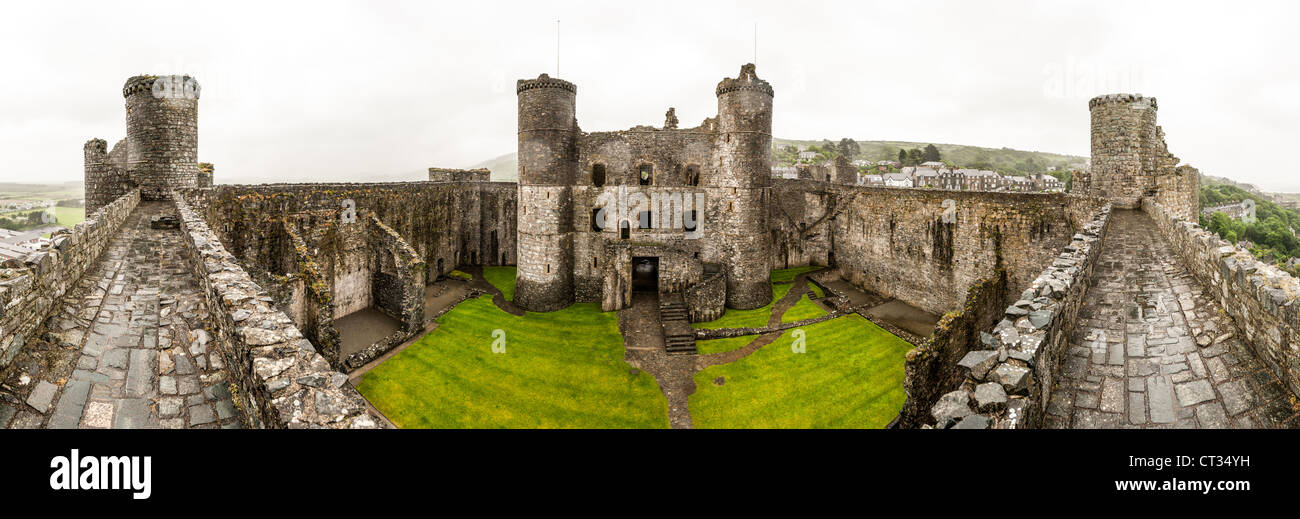HARLECH, Wales - Panorama der Stadtmauer und den Innenhof bei Harlech Castle in Harlech, Gwynedd, an der nordwestlichen Küste von Wales weiter auf die Irische See. Das Schloss wurde von Edward gebaut, die ich in den letzten Jahrzehnten des 13. Jahrhunderts als eine von mehreren Burgen entworfen, seine Eroberung von Wales zu konsolidieren. Stockfoto