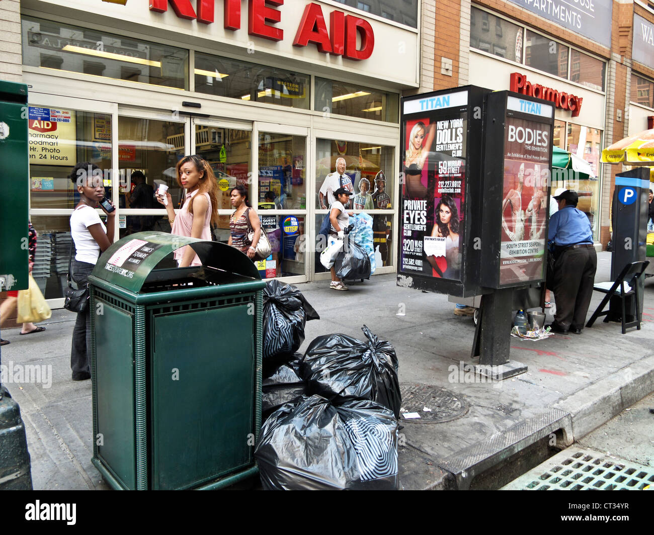 Bürgersteig Straßenszene beschäftigt 8. Avenue Ecke an einem heißen Sommertag in Midtown Manhattan New York City Stockfoto