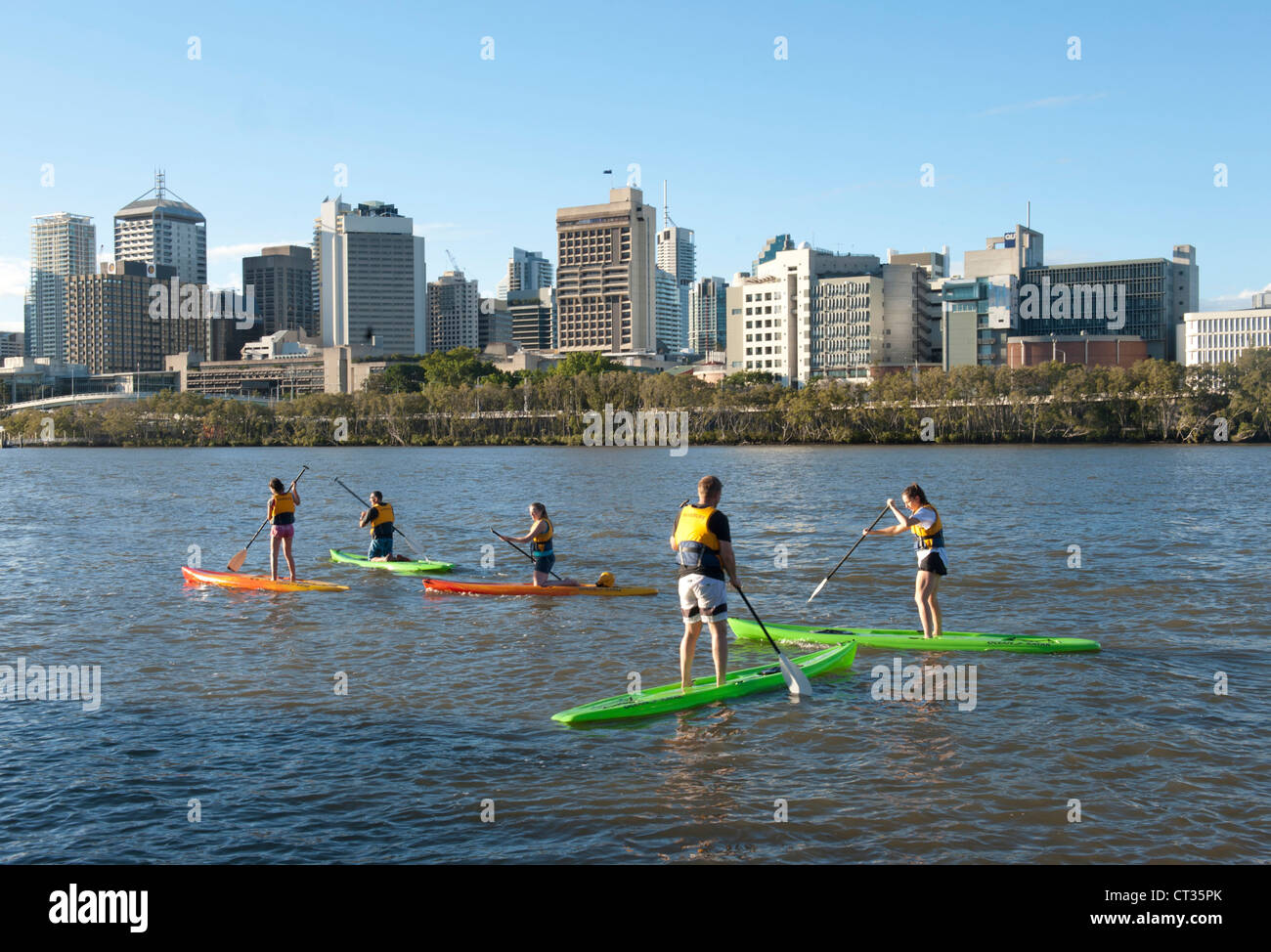 Stand-Up Paddeln am Brisbane River mit CBD in Ansicht, Queensland, Australien Stockfoto