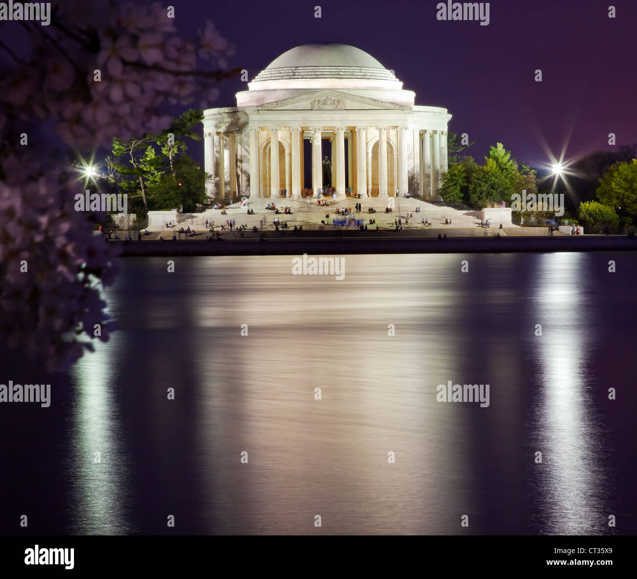 Jefferson Denkmal Kirschblüten und Gezeitenbecken im April in der Nacht mit Reflexion Stockfoto