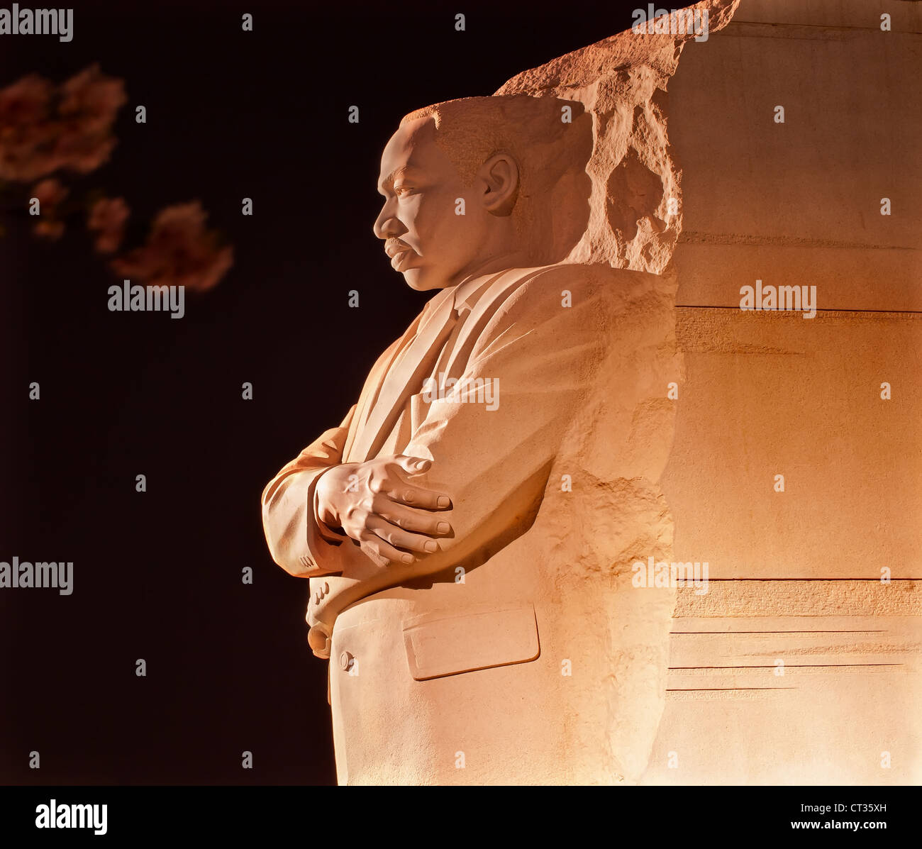 Martin Luther King Jr. Memorial Statue Cherry Blossoms Abend Washington DC Bildhauer ist Lei Yixin Stockfoto