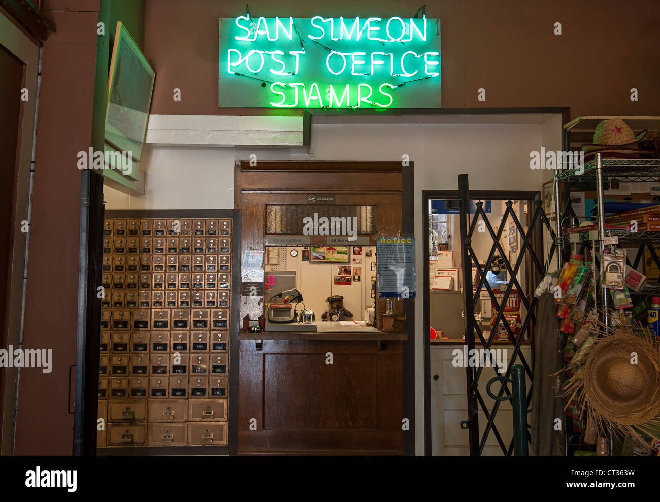 Diese funktionierende, kleine Vintage Postamt befindet sich in Sebastians Store in San Simeon. Stockfoto
