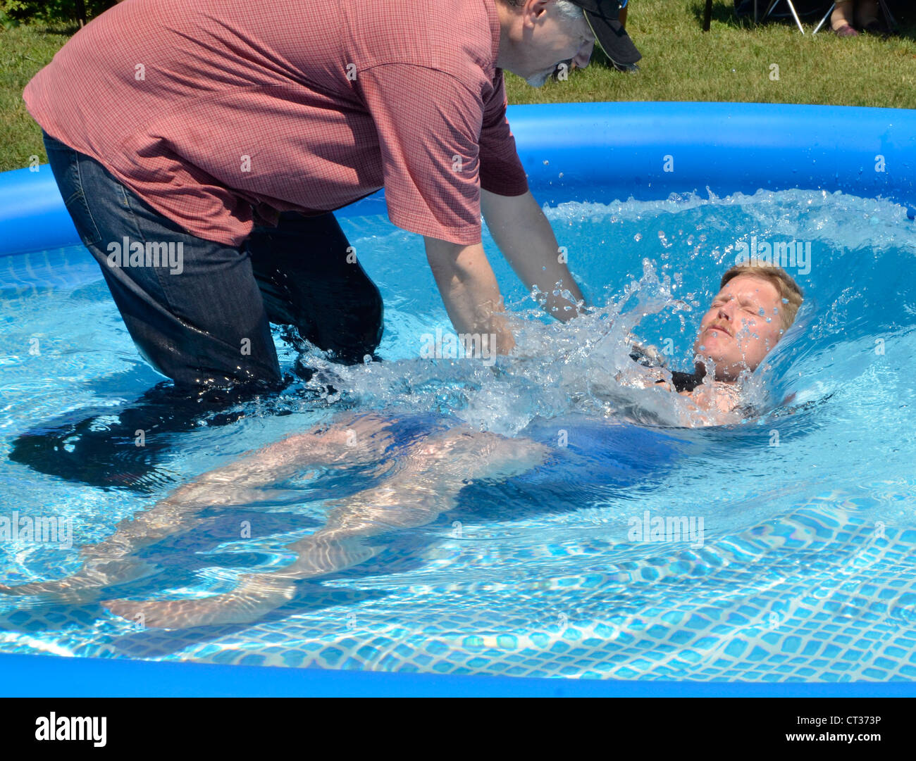 Mann, getauft in ein Outdoor-Taufe-Dienst in Riverdale Park, Maryland Stockfoto