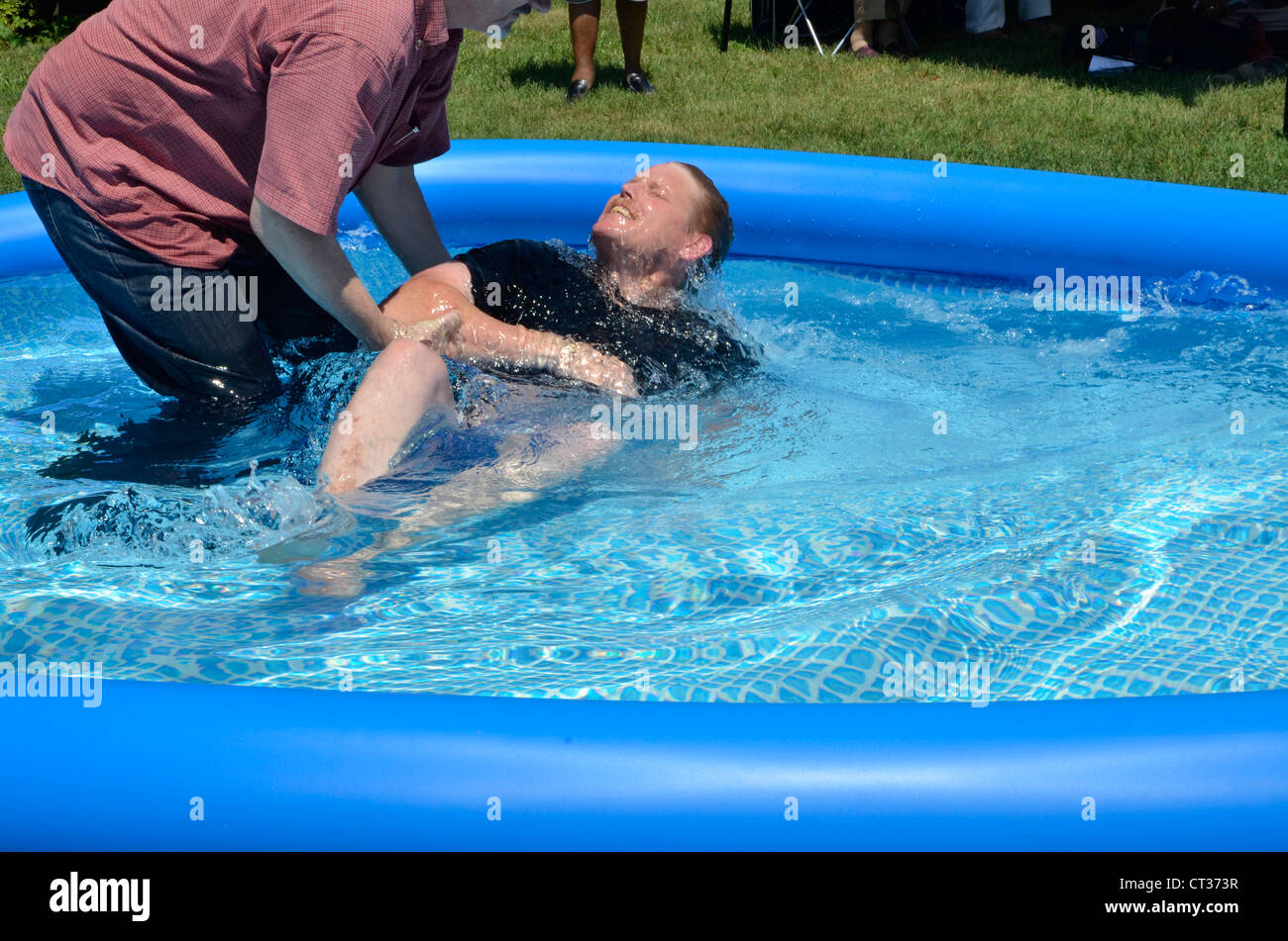 Mann, getauft in ein Outdoor-Taufe-Dienst in Riverdale Park, Maryland Stockfoto