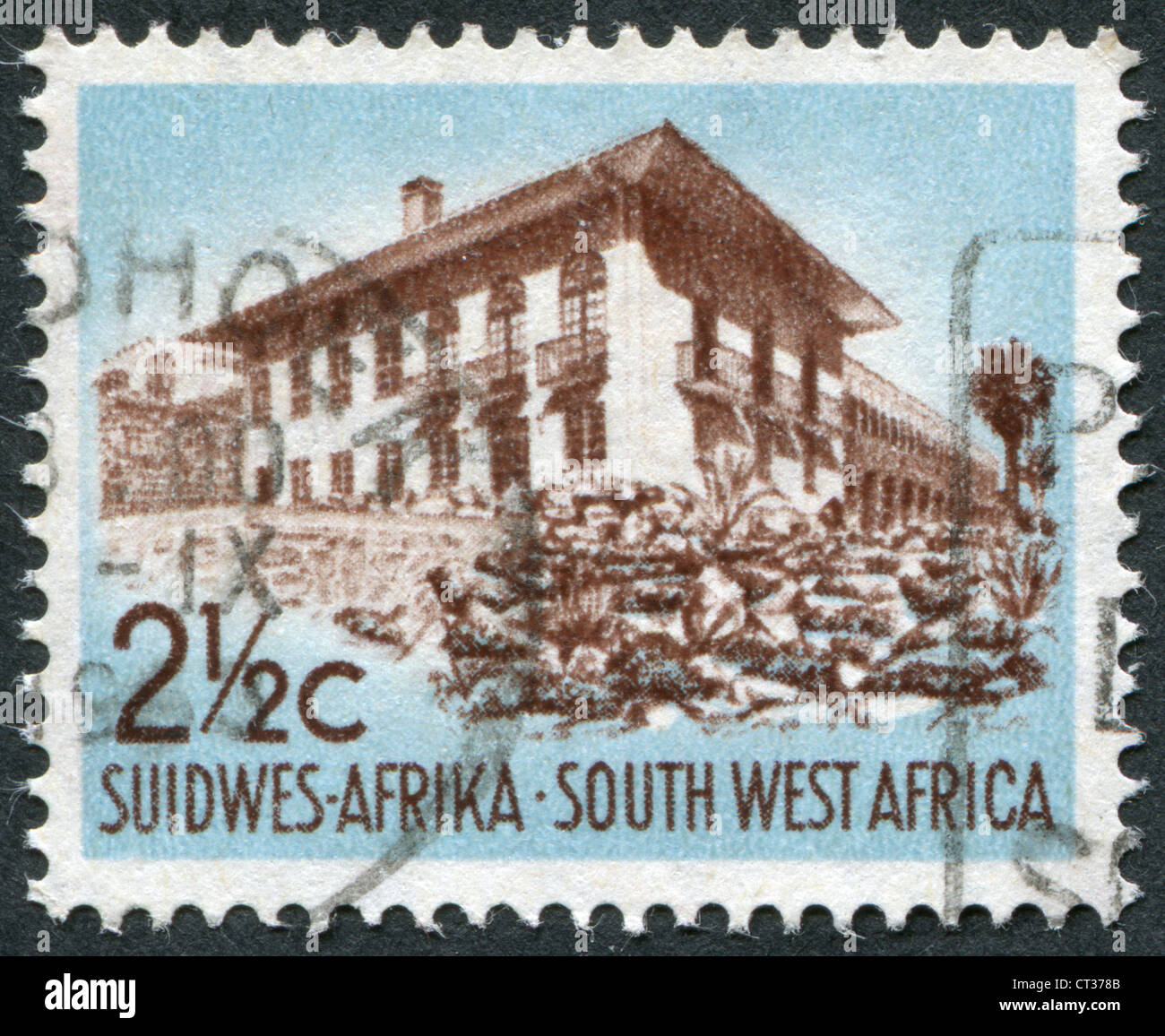 Südwest-Afrika-ca. 1960: eine Briefmarke gedruckt in Südwestafrika, zeigt ein Bürogebäude in Windhoek, ca. 1960 Stockfoto