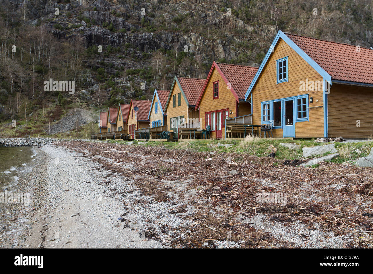 viele kleine farbige Ferienhäuser an der Küste in Norwegen Stockfoto
