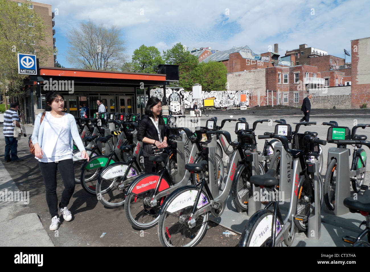 Chinesische Mädchen bei einem Bixi Bike mieten Verleih-Station außerhalb der Metro in Montreal Quebec Kanada KATHY DEWITT Stockfoto