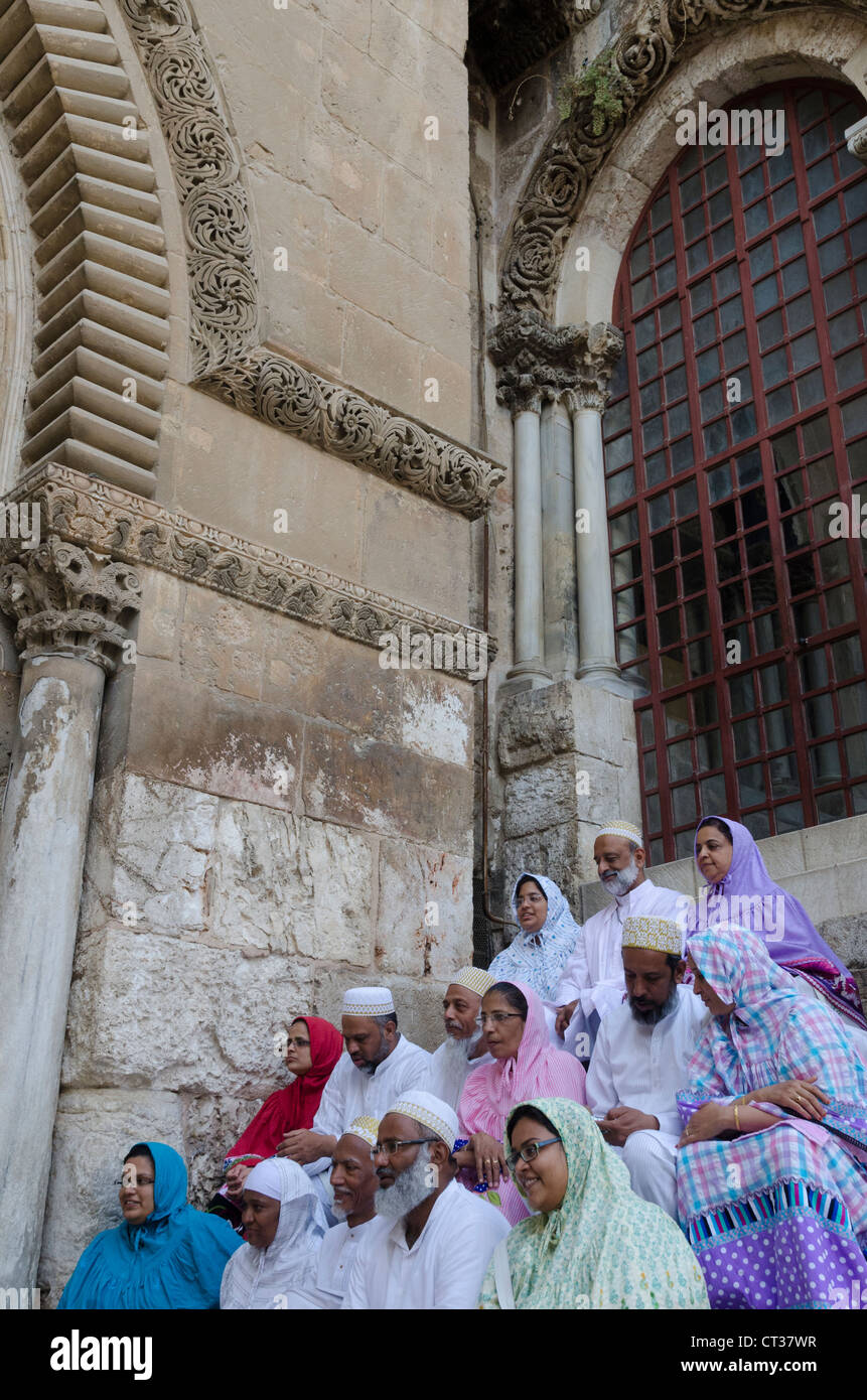 Gruppe von indischen muslimische Pilger anhalten. Heiliges Grab-Hof. Altstadt von Jerusalem. Israel. Stockfoto