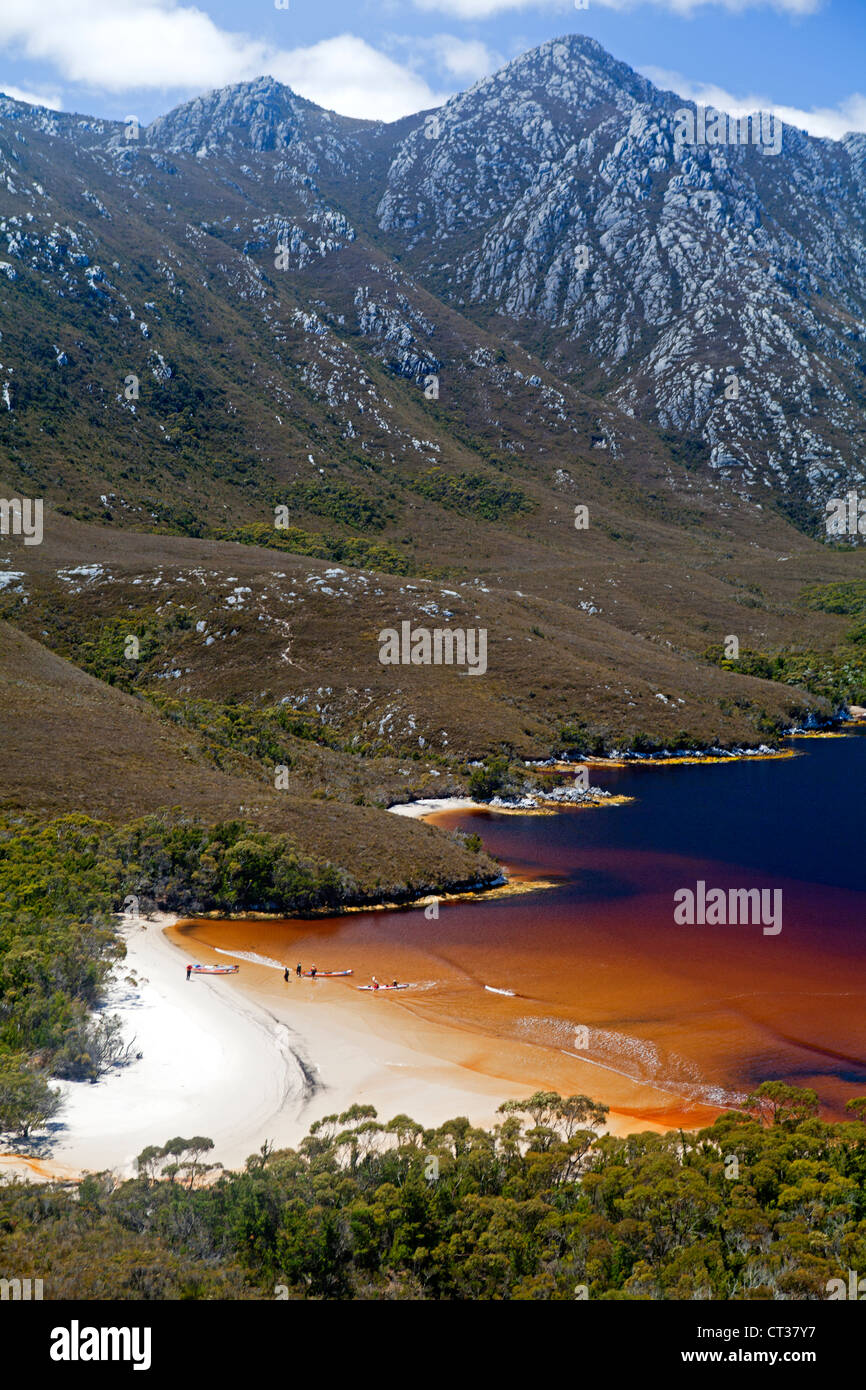 Kajaks kommen an Land in Bramble Cove, unten Mt Stokes, Tasmaniens-Southwest-Nationalpark Stockfoto