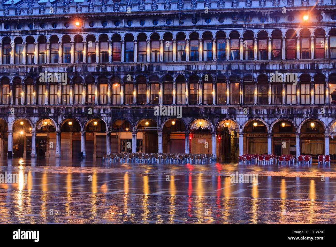 Venedig, Veneto, Italien, Europa. Cafe in Markusplatz unter Wasser Stockfoto