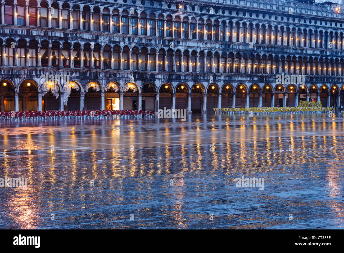 Venedig, Veneto, Italien, Europa. Cafe in Markusplatz unter Wasser Stockfoto