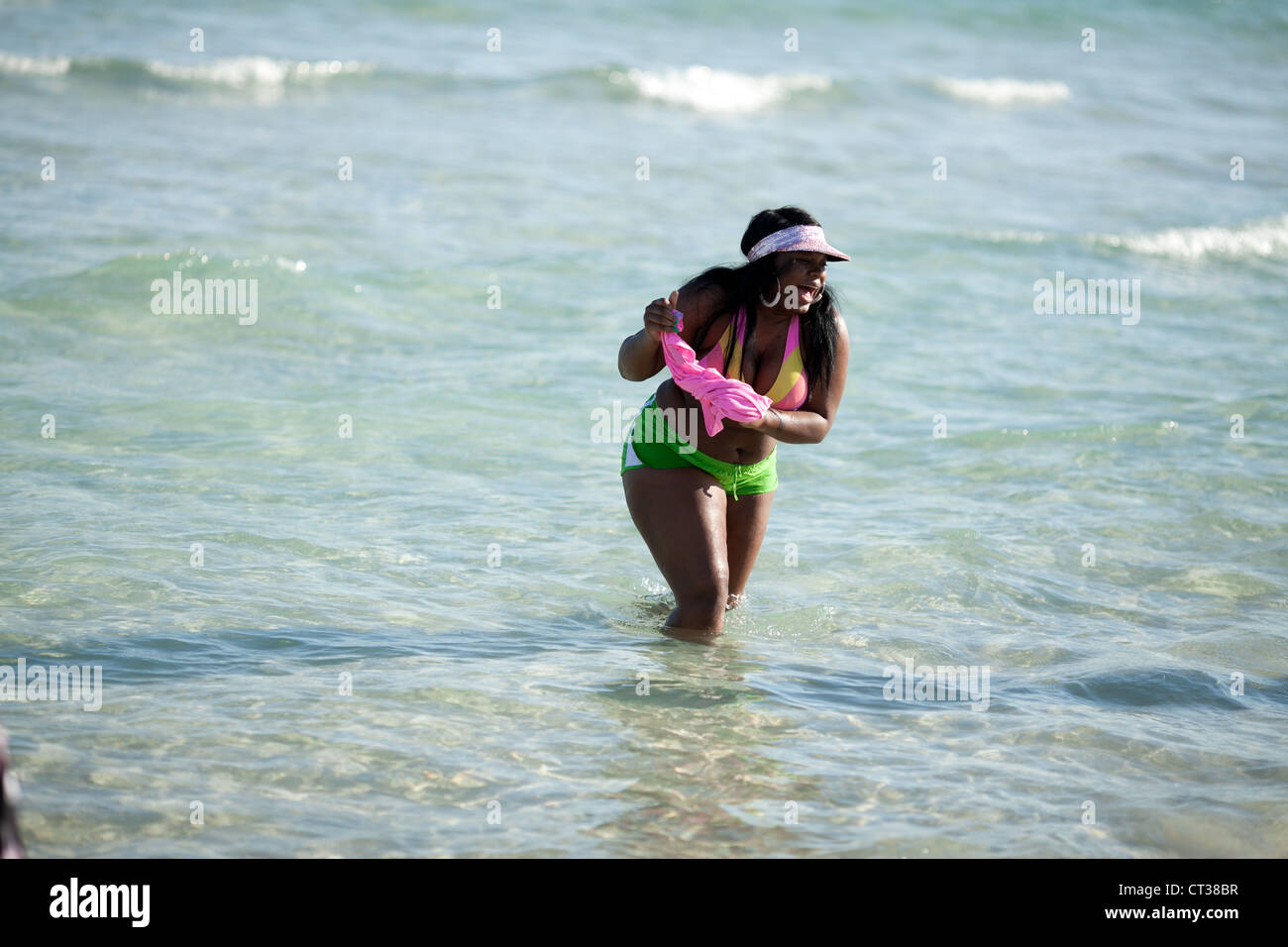 Eine mollige schwarze Frauen sexy Lachen am Meer in South Beach, Miami,  Florida, USA Stockfotografie - Alamy