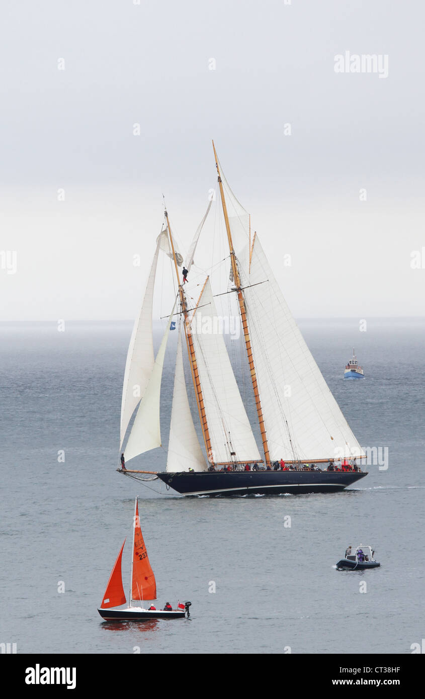 Mariette ein Gaff rigged Schoner gebaut 1915 Teilnahme an The Pendennis Cup in Falmouth Bay Cornwall Englang Juli 2012 Stockfoto