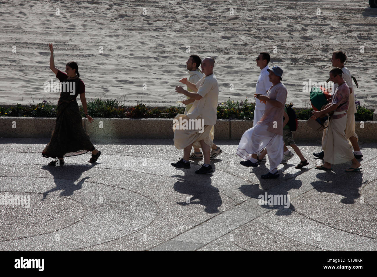 Straße singen von Hare-Krishna durch Harinamas in Tel Aviv Seeküste promenade Israel Stockfoto