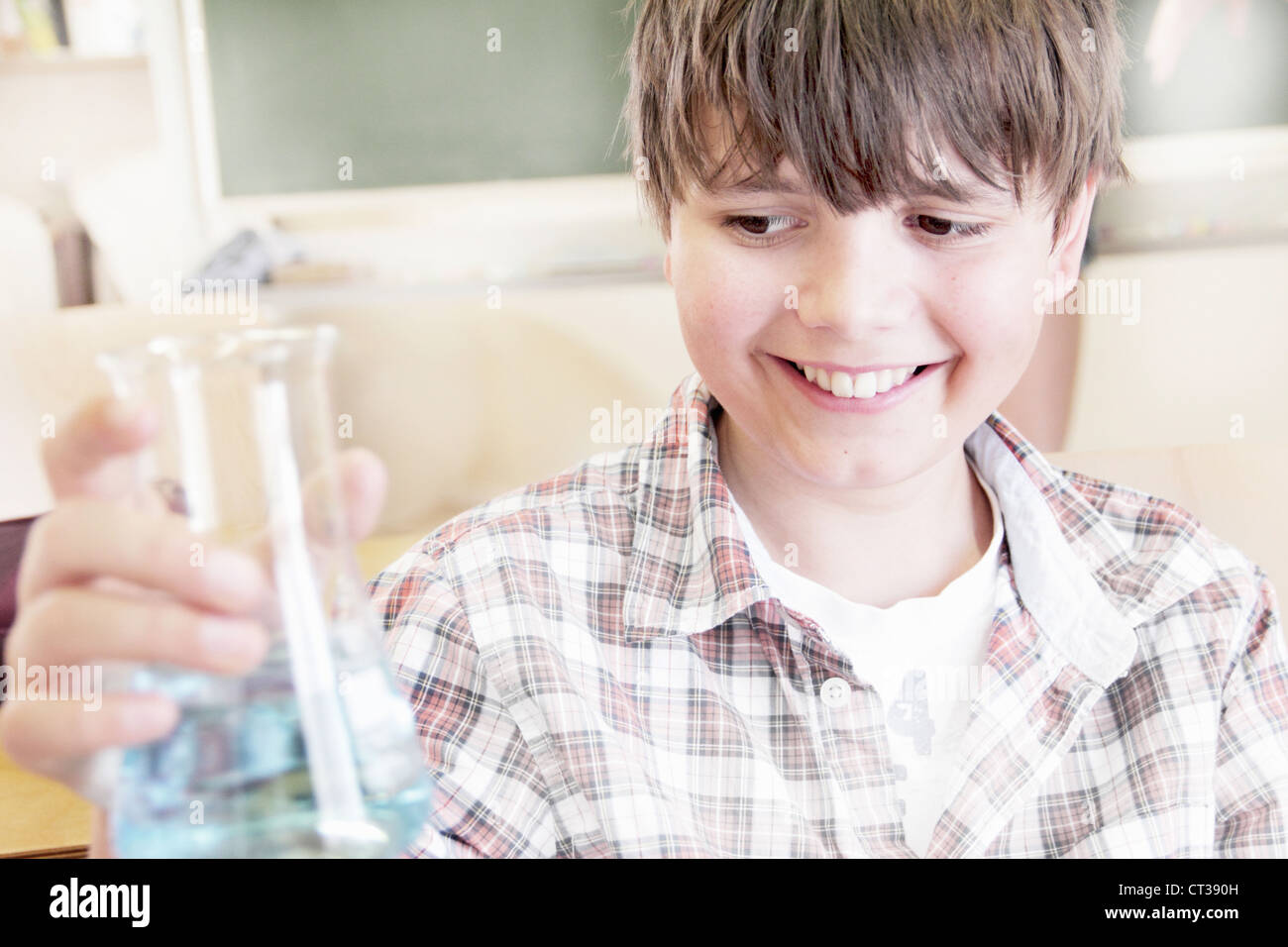 Schüler untersuchen Flüssigkeit im Becherglas Stockfotografie Alamy