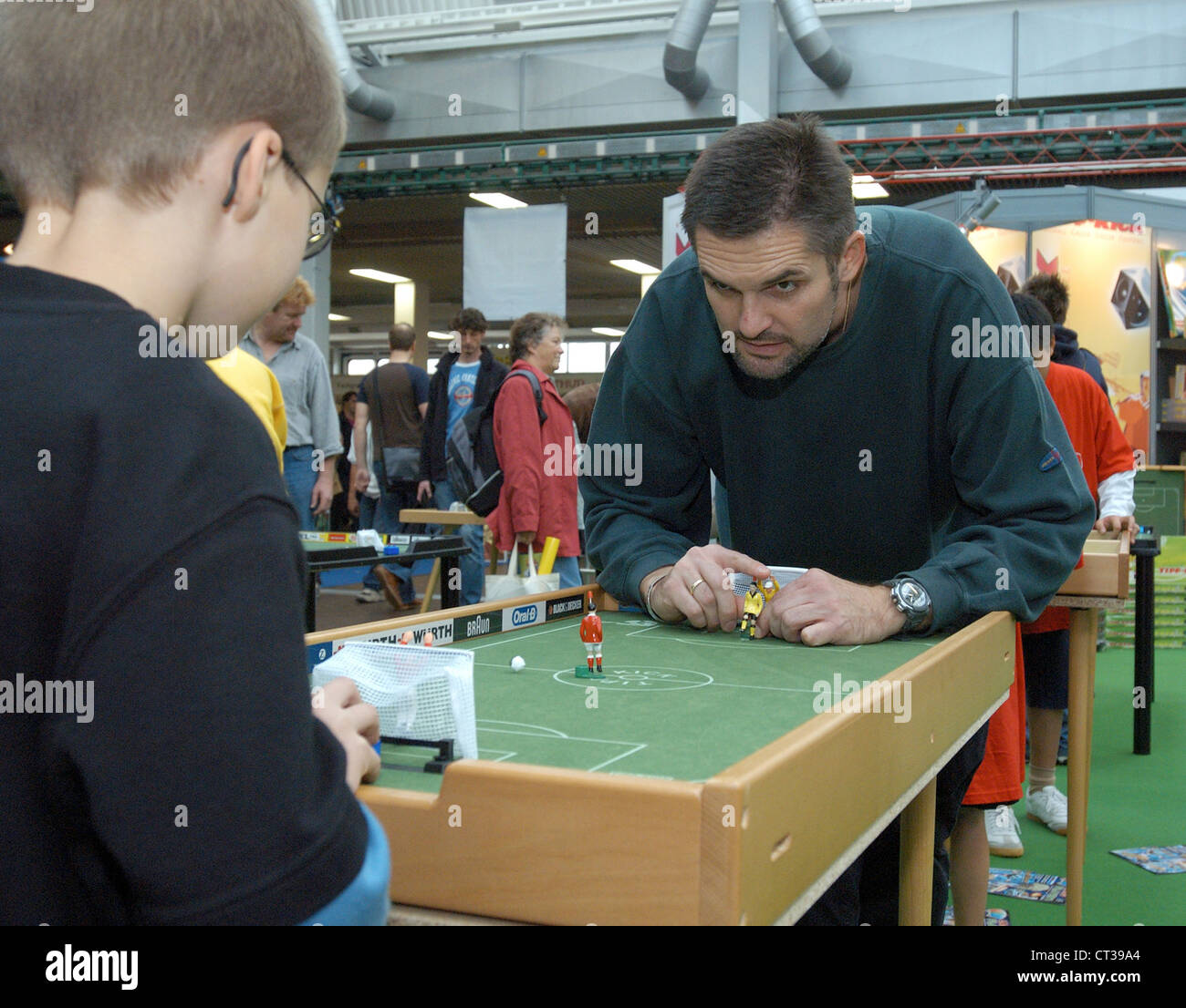 Stuttgart, Vater und Sohn spielen Tipp-Kick Stockfoto
