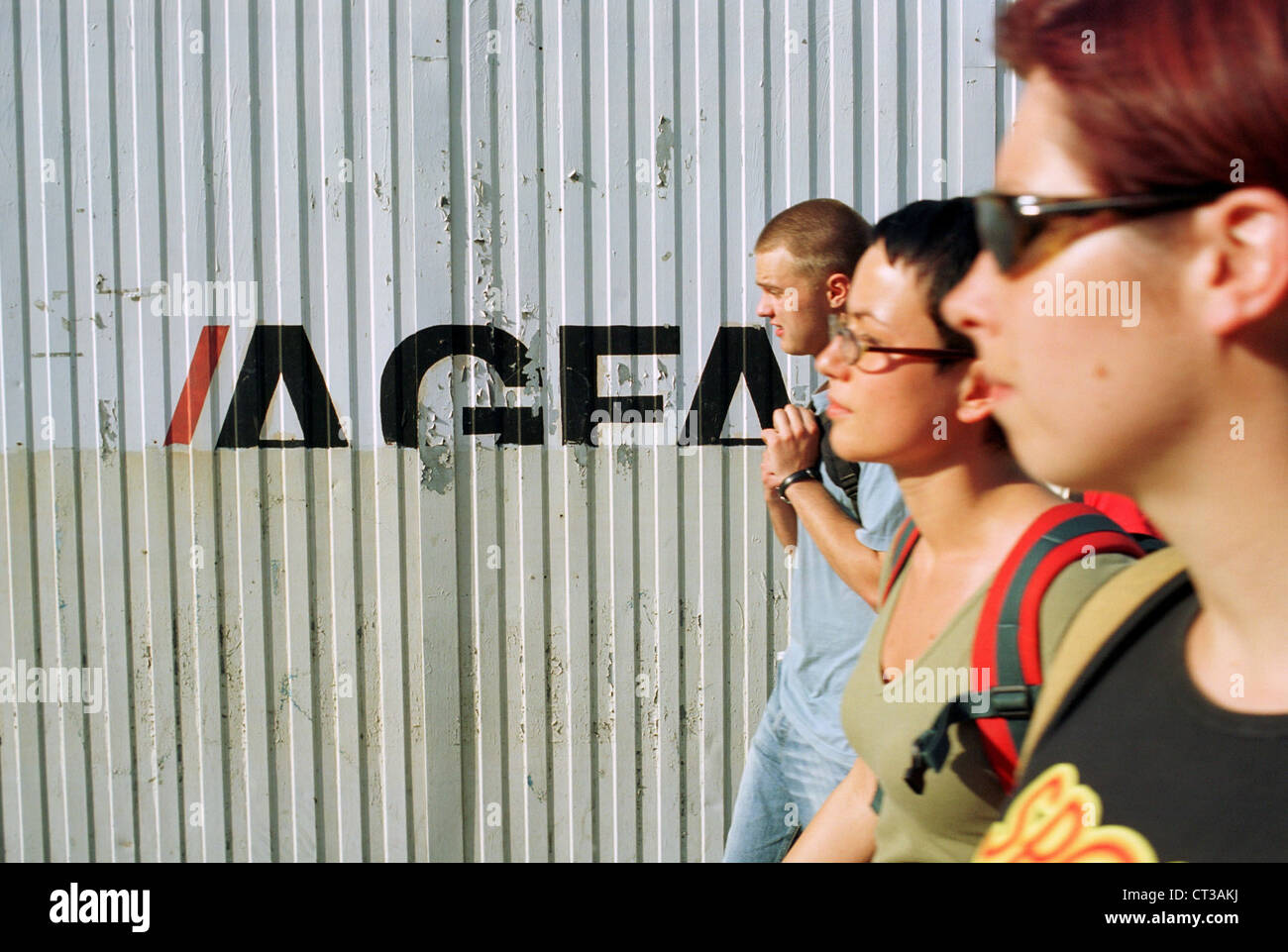 Poznan, Jugendliche vorbeigehen AGFA Werbung Stockfoto