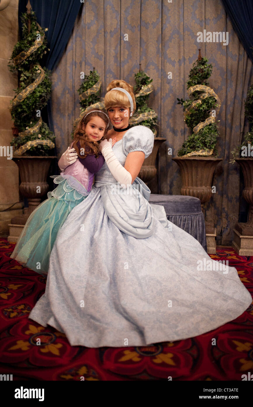 Ein Mädchen posiert mit Cinderella in ihrem Schloss in Magic Kingdom, Disney World, Orlando, Florida Stockfoto