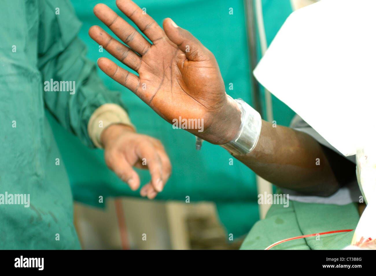 Patienten Hand erhoben für die Durchblutung Stockfoto