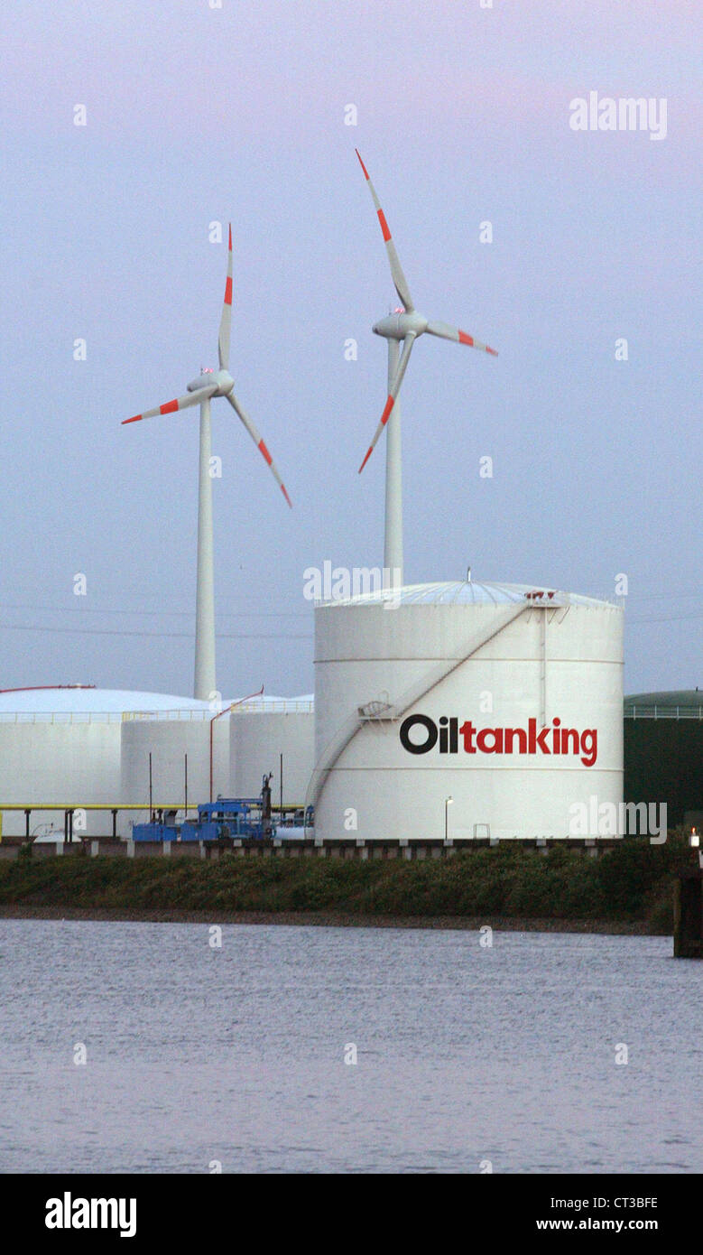 Hamburg, Ölbehälter und wind Turbine im Gegensatz Stockfoto
